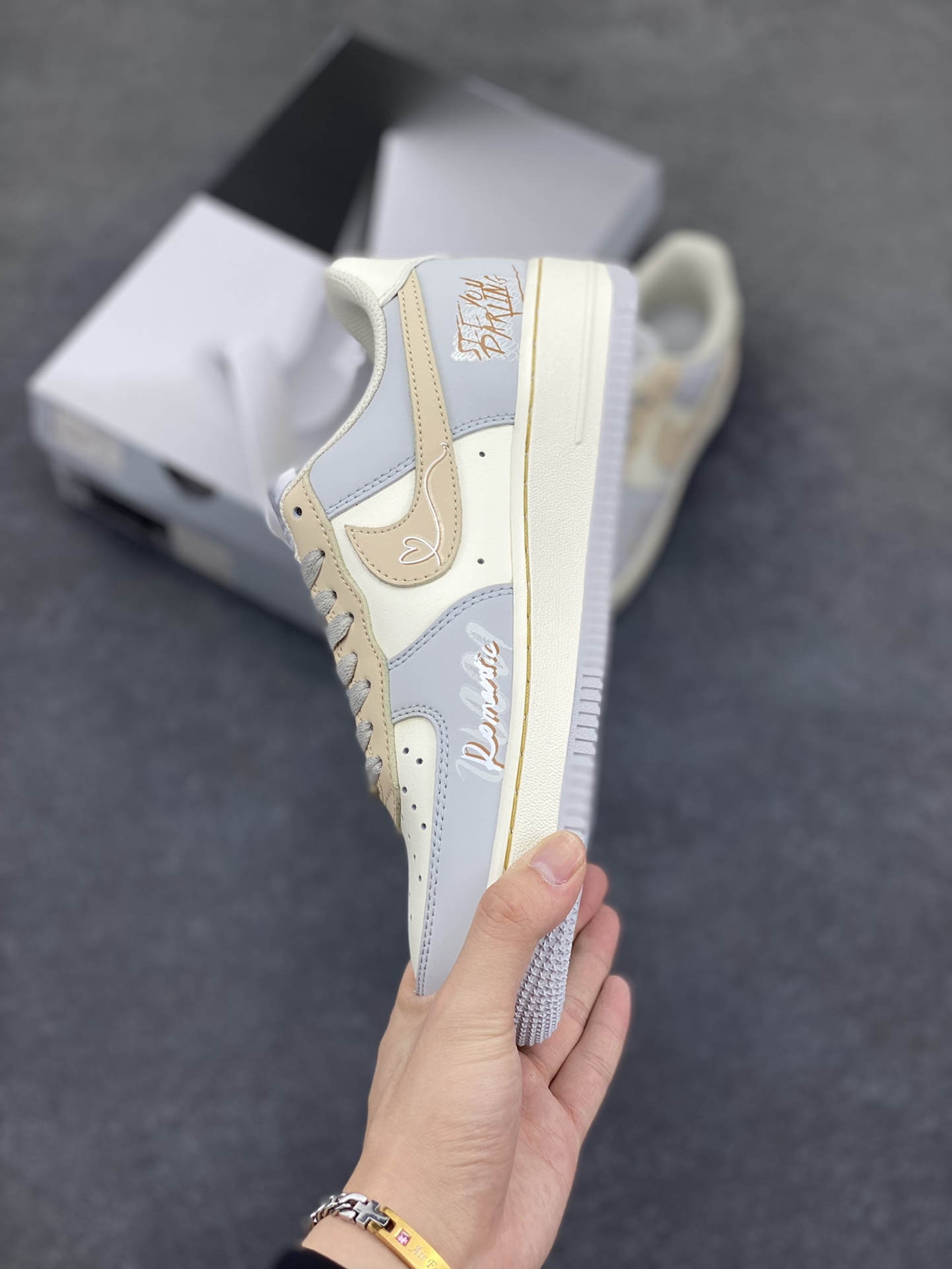 图片[3]-Nike Air Force 1‘07 Low ”Love Letter“ 手写情书 空军一号低帮休闲板鞋 #手写情书，是喧嚣时代里独树一帜的温柔告白。钢笔或铅笔游走于信笺，字迹或刚劲或娟秀，将爱意、思念与缱绻心绪，化作一行行灵动的文字。不同于电子消息的转瞬即达，它承载着书写者伏案构思的专注，斟酌字句的忐忑，一笔一划都饱含温度，信纸的褶皱里藏着小心翼翼的深情 货号：DB3310-111 尺码：36 36.5 37.5 38 38.5 39 40 40.5 41 42 42.5 43 44 44.5 45-选品中心