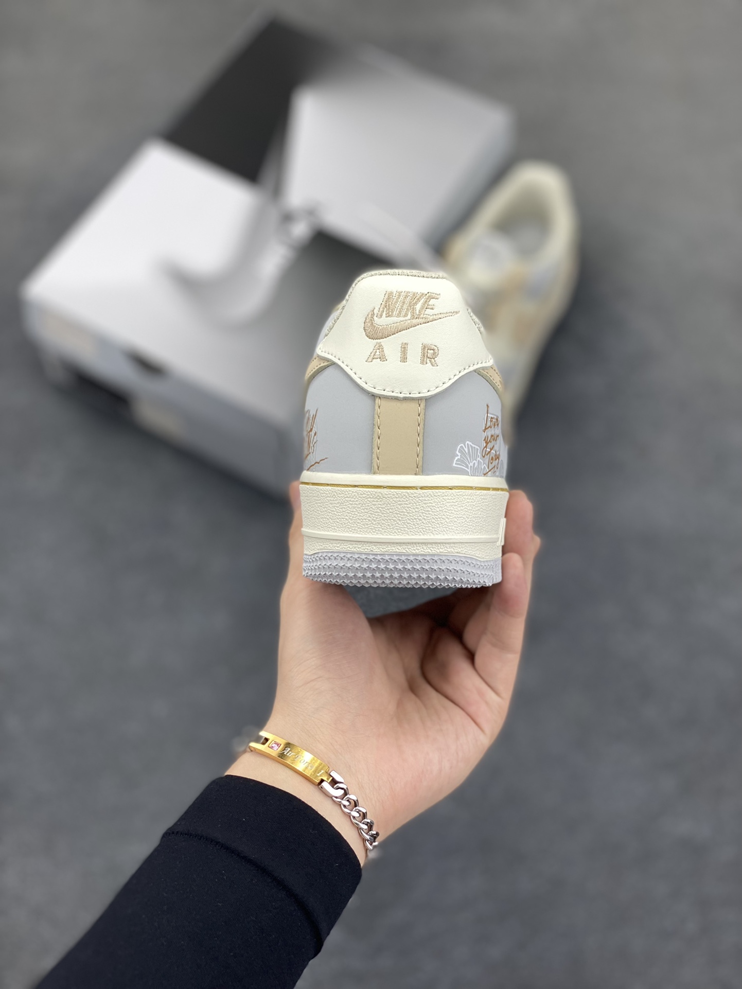 图片[4]-Nike Air Force 1‘07 Low ”Love Letter“ 手写情书 空军一号低帮休闲板鞋 #手写情书，是喧嚣时代里独树一帜的温柔告白。钢笔或铅笔游走于信笺，字迹或刚劲或娟秀，将爱意、思念与缱绻心绪，化作一行行灵动的文字。不同于电子消息的转瞬即达，它承载着书写者伏案构思的专注，斟酌字句的忐忑，一笔一划都饱含温度，信纸的褶皱里藏着小心翼翼的深情 货号：DB3310-111 尺码：36 36.5 37.5 38 38.5 39 40 40.5 41 42 42.5 43 44 44.5 45-选品中心