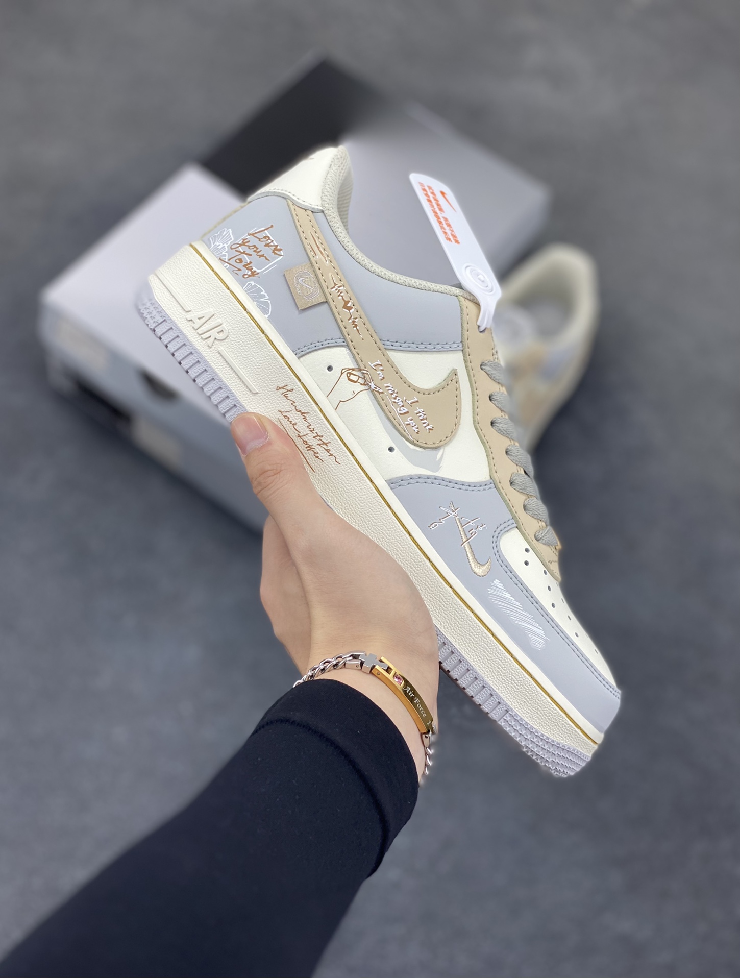 Nike Air Force 1‘07 Low ”Love Letter“ 手写情书 空军一号低帮休闲板鞋 #手写情书，是喧嚣时代里独树一帜的温柔告白。钢笔或铅笔游走于信笺，字迹或刚劲或娟秀，将爱意、思念与缱绻心绪，化作一行行灵动的文字。不同于电子消息的转瞬即达，它承载着书写者伏案构思的专注，斟酌字句的忐忑，一笔一划都饱含温度，信纸的褶皱里藏着小心翼翼的深情 货号：DB3310-111 尺码：36 36.5 37.5 38 38.5 39 40 40.5 41 42 42.5 43 44 44.5 45-选品中心