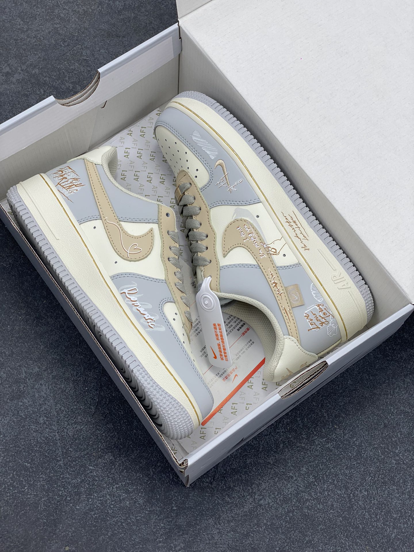 图片[9]-Nike Air Force 1‘07 Low ”Love Letter“ 手写情书 空军一号低帮休闲板鞋 #手写情书，是喧嚣时代里独树一帜的温柔告白。钢笔或铅笔游走于信笺，字迹或刚劲或娟秀，将爱意、思念与缱绻心绪，化作一行行灵动的文字。不同于电子消息的转瞬即达，它承载着书写者伏案构思的专注，斟酌字句的忐忑，一笔一划都饱含温度，信纸的褶皱里藏着小心翼翼的深情 货号：DB3310-111 尺码：36 36.5 37.5 38 38.5 39 40 40.5 41 42 42.5 43 44 44.5 45-选品中心