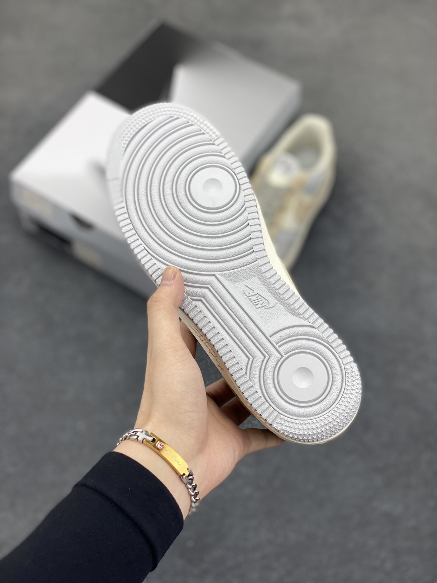 图片[5]-Nike Air Force 1‘07 Low ”Love Letter“ 手写情书 空军一号低帮休闲板鞋 #手写情书，是喧嚣时代里独树一帜的温柔告白。钢笔或铅笔游走于信笺，字迹或刚劲或娟秀，将爱意、思念与缱绻心绪，化作一行行灵动的文字。不同于电子消息的转瞬即达，它承载着书写者伏案构思的专注，斟酌字句的忐忑，一笔一划都饱含温度，信纸的褶皱里藏着小心翼翼的深情 货号：DB3310-111 尺码：36 36.5 37.5 38 38.5 39 40 40.5 41 42 42.5 43 44 44.5 45-选品中心