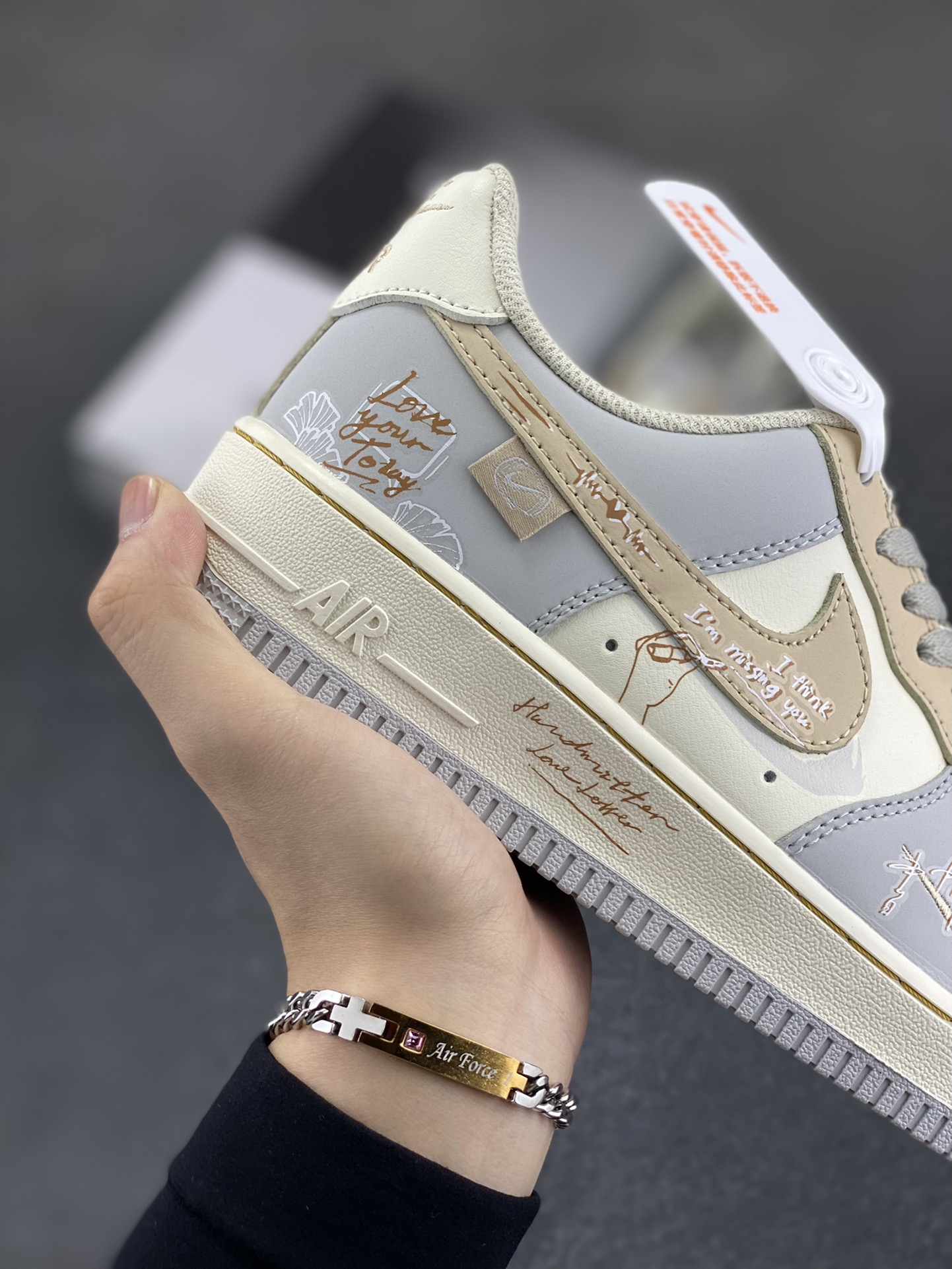 图片[6]-Nike Air Force 1‘07 Low ”Love Letter“ 手写情书 空军一号低帮休闲板鞋 #手写情书，是喧嚣时代里独树一帜的温柔告白。钢笔或铅笔游走于信笺，字迹或刚劲或娟秀，将爱意、思念与缱绻心绪，化作一行行灵动的文字。不同于电子消息的转瞬即达，它承载着书写者伏案构思的专注，斟酌字句的忐忑，一笔一划都饱含温度，信纸的褶皱里藏着小心翼翼的深情 货号：DB3310-111 尺码：36 36.5 37.5 38 38.5 39 40 40.5 41 42 42.5 43 44 44.5 45-选品中心