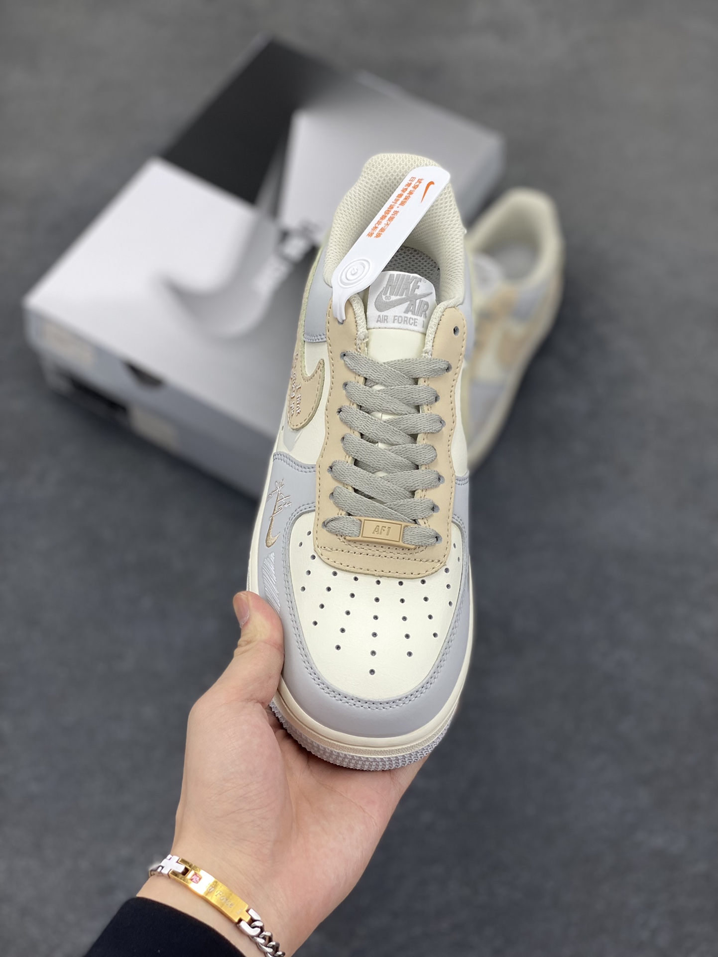 图片[2]-Nike Air Force 1‘07 Low ”Love Letter“ 手写情书 空军一号低帮休闲板鞋 #手写情书，是喧嚣时代里独树一帜的温柔告白。钢笔或铅笔游走于信笺，字迹或刚劲或娟秀，将爱意、思念与缱绻心绪，化作一行行灵动的文字。不同于电子消息的转瞬即达，它承载着书写者伏案构思的专注，斟酌字句的忐忑，一笔一划都饱含温度，信纸的褶皱里藏着小心翼翼的深情 货号：DB3310-111 尺码：36 36.5 37.5 38 38.5 39 40 40.5 41 42 42.5 43 44 44.5 45-选品中心