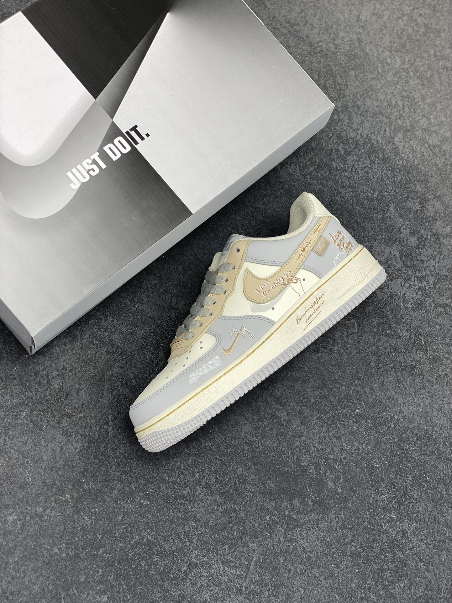 图片[7]-Nike Air Force 1‘07 Low ”Love Letter“ 手写情书 空军一号低帮休闲板鞋 #手写情书，是喧嚣时代里独树一帜的温柔告白。钢笔或铅笔游走于信笺，字迹或刚劲或娟秀，将爱意、思念与缱绻心绪，化作一行行灵动的文字。不同于电子消息的转瞬即达，它承载着书写者伏案构思的专注，斟酌字句的忐忑，一笔一划都饱含温度，信纸的褶皱里藏着小心翼翼的深情 货号：DB3310-111 尺码：36 36.5 37.5 38 38.5 39 40 40.5 41 42 42.5 43 44 44.5 45-选品中心