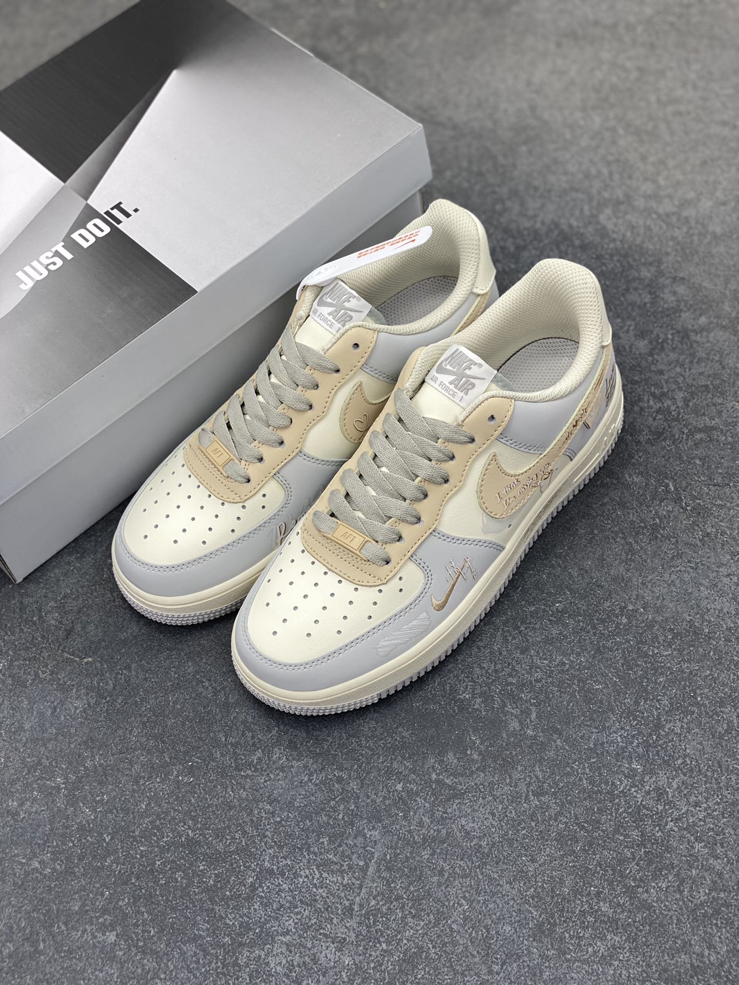 图片[8]-Nike Air Force 1‘07 Low ”Love Letter“ 手写情书 空军一号低帮休闲板鞋 #手写情书，是喧嚣时代里独树一帜的温柔告白。钢笔或铅笔游走于信笺，字迹或刚劲或娟秀，将爱意、思念与缱绻心绪，化作一行行灵动的文字。不同于电子消息的转瞬即达，它承载着书写者伏案构思的专注，斟酌字句的忐忑，一笔一划都饱含温度，信纸的褶皱里藏着小心翼翼的深情 货号：DB3310-111 尺码：36 36.5 37.5 38 38.5 39 40 40.5 41 42 42.5 43 44 44.5 45-选品中心