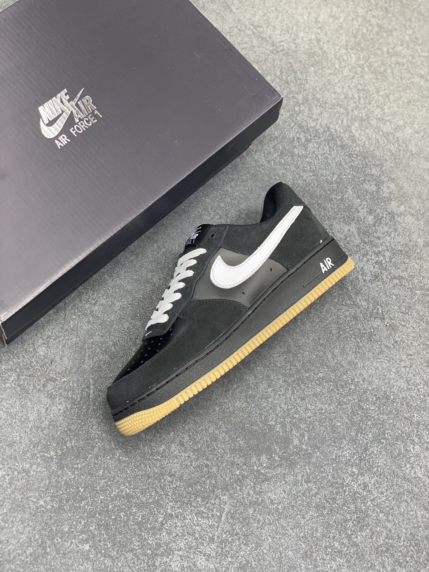 图片[7]-Nike Air Force 1 Low 黑白生胶底 空军一号低帮运动休闲板鞋 原楦头原纸板 打造纯正空军版型#专注外贸渠道 全掌内置蜂窝气垫 #原盒配件 原厂中底钢印、拉帮完美 货号：IB6388-001 尺码：36 36.5 37.5 38 38.5 39 40 40.5 41 42 42.5 43 44 44.5 45-选品中心