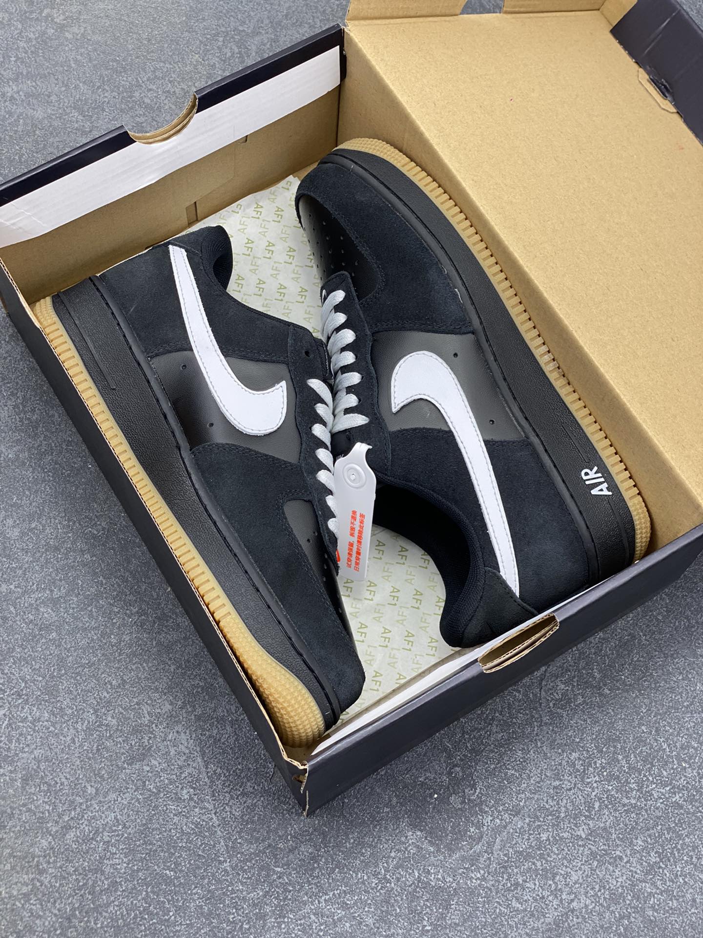 图片[9]-Nike Air Force 1 Low 黑白生胶底 空军一号低帮运动休闲板鞋 原楦头原纸板 打造纯正空军版型#专注外贸渠道 全掌内置蜂窝气垫 #原盒配件 原厂中底钢印、拉帮完美 货号：IB6388-001 尺码：36 36.5 37.5 38 38.5 39 40 40.5 41 42 42.5 43 44 44.5 45-选品中心