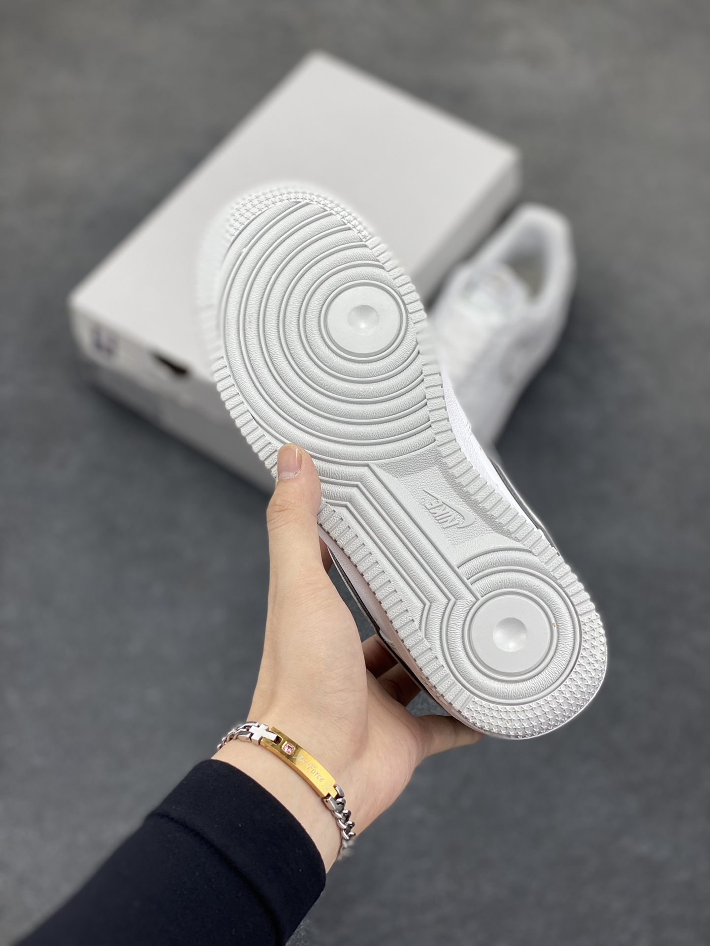 图片[5]-福利特价 Nike Air Force 1 Low 白灰边 空军一号低帮运动休闲板鞋 原楦头原纸板 打造纯正空军版型 专注外贸渠道 全掌内置蜂窝气垫 原盒配件 原厂中底钢印、拉帮完美 货号：DV0788-100 尺码：36 36.5 37.5 38 38.5 39 40 40.5 41 42 42.5 43 44 44.5 45-选品中心