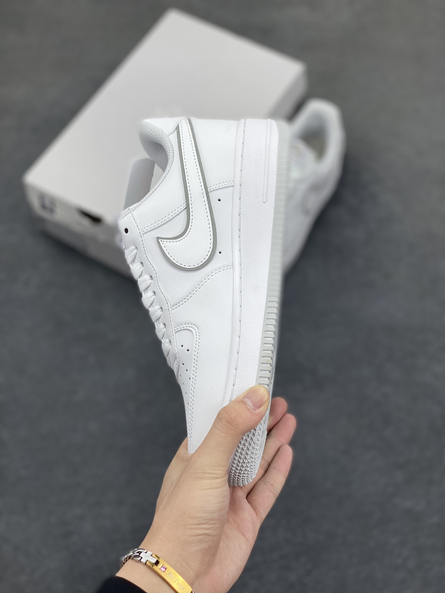 图片[3]-福利特价 Nike Air Force 1 Low 白灰边 空军一号低帮运动休闲板鞋 原楦头原纸板 打造纯正空军版型 专注外贸渠道 全掌内置蜂窝气垫 原盒配件 原厂中底钢印、拉帮完美 货号：DV0788-100 尺码：36 36.5 37.5 38 38.5 39 40 40.5 41 42 42.5 43 44 44.5 45-选品中心
