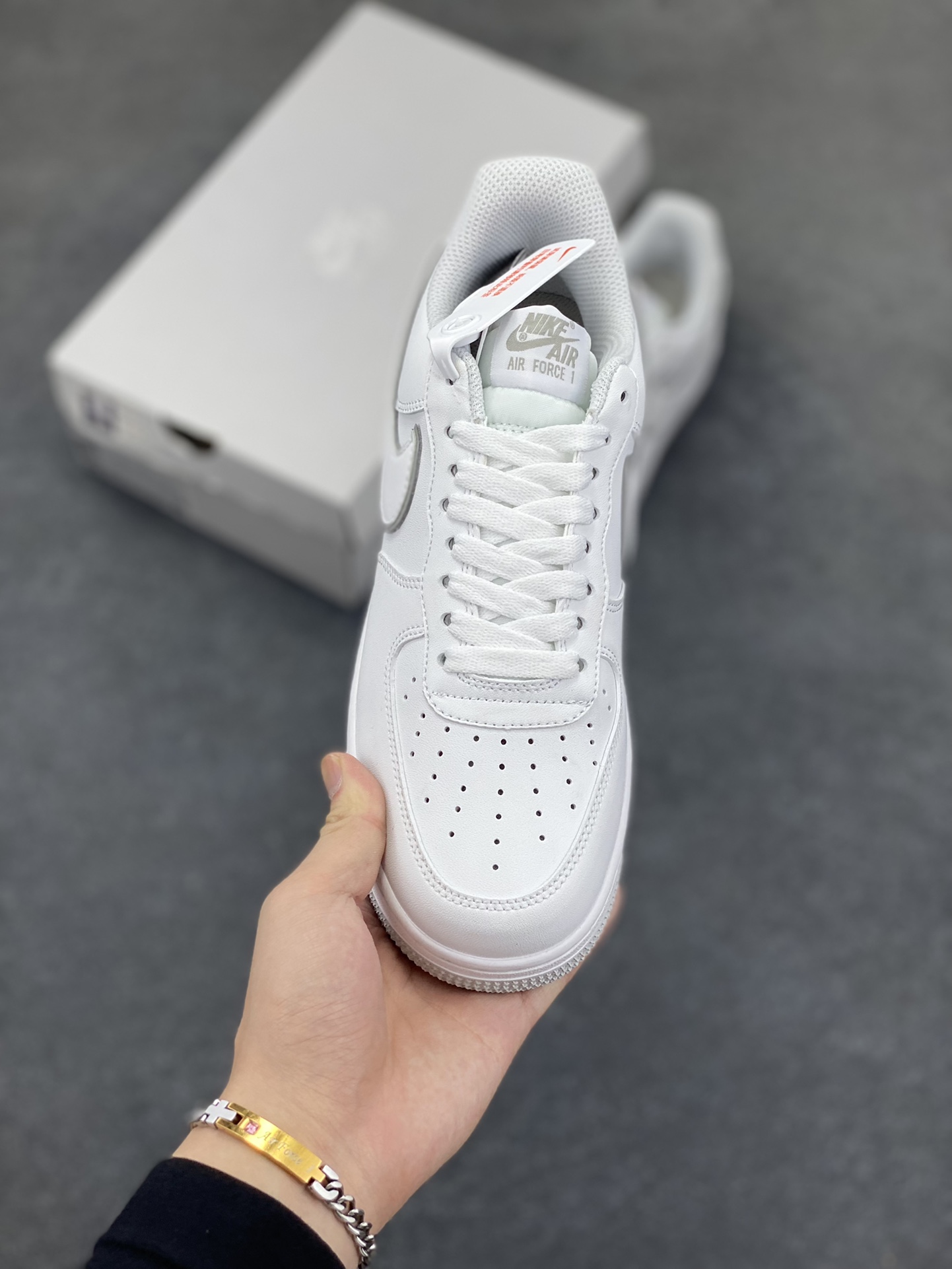图片[2]-福利特价 Nike Air Force 1 Low 白灰边 空军一号低帮运动休闲板鞋 原楦头原纸板 打造纯正空军版型 专注外贸渠道 全掌内置蜂窝气垫 原盒配件 原厂中底钢印、拉帮完美 货号：DV0788-100 尺码：36 36.5 37.5 38 38.5 39 40 40.5 41 42 42.5 43 44 44.5 45-选品中心