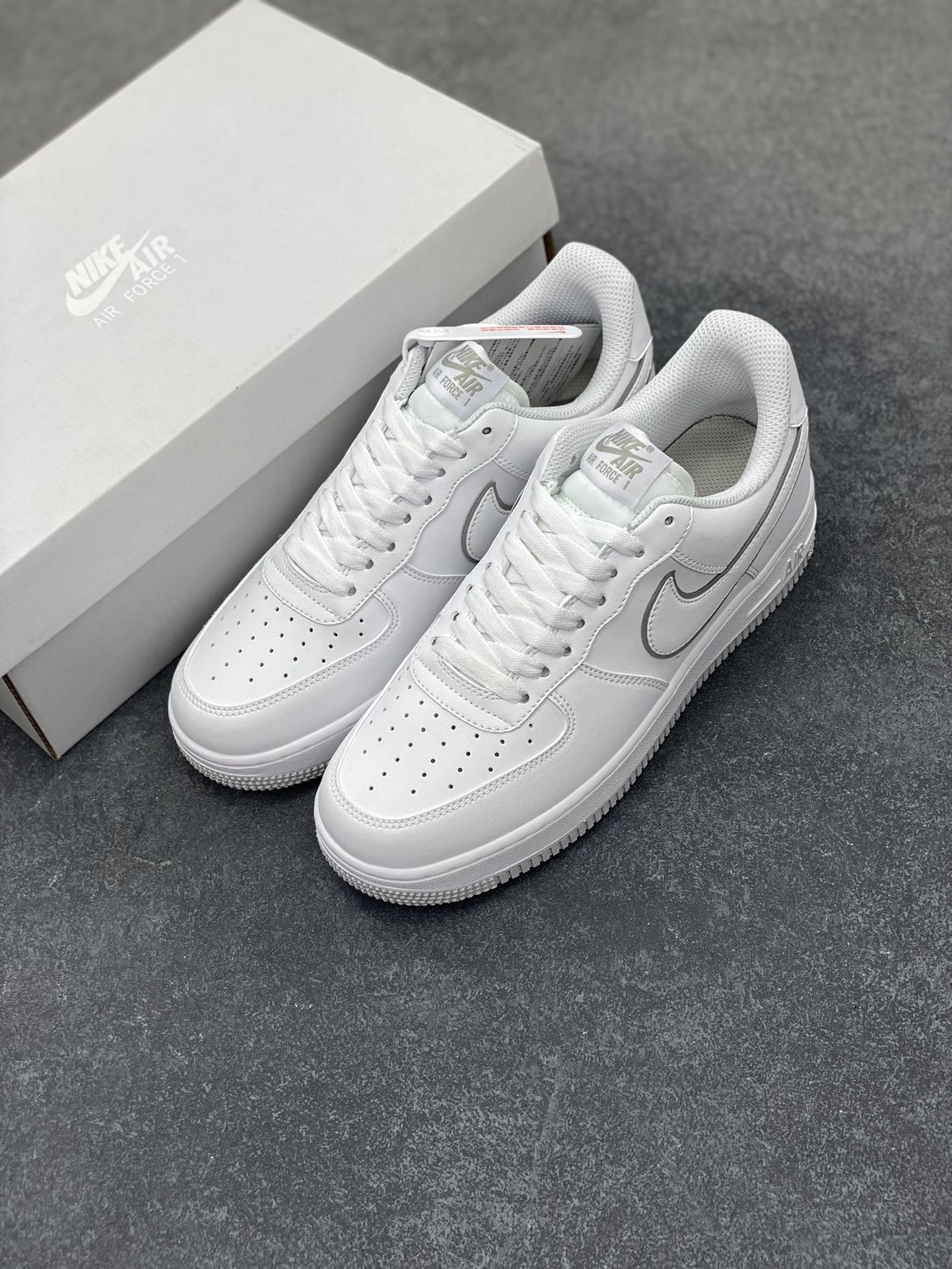 图片[8]-福利特价 Nike Air Force 1 Low 白灰边 空军一号低帮运动休闲板鞋 原楦头原纸板 打造纯正空军版型 专注外贸渠道 全掌内置蜂窝气垫 原盒配件 原厂中底钢印、拉帮完美 货号：DV0788-100 尺码：36 36.5 37.5 38 38.5 39 40 40.5 41 42 42.5 43 44 44.5 45-选品中心