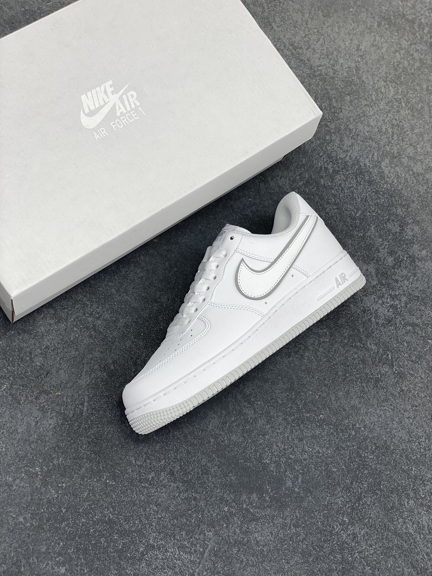 图片[7]-福利特价 Nike Air Force 1 Low 白灰边 空军一号低帮运动休闲板鞋 原楦头原纸板 打造纯正空军版型 专注外贸渠道 全掌内置蜂窝气垫 原盒配件 原厂中底钢印、拉帮完美 货号：DV0788-100 尺码：36 36.5 37.5 38 38.5 39 40 40.5 41 42 42.5 43 44 44.5 45-选品中心