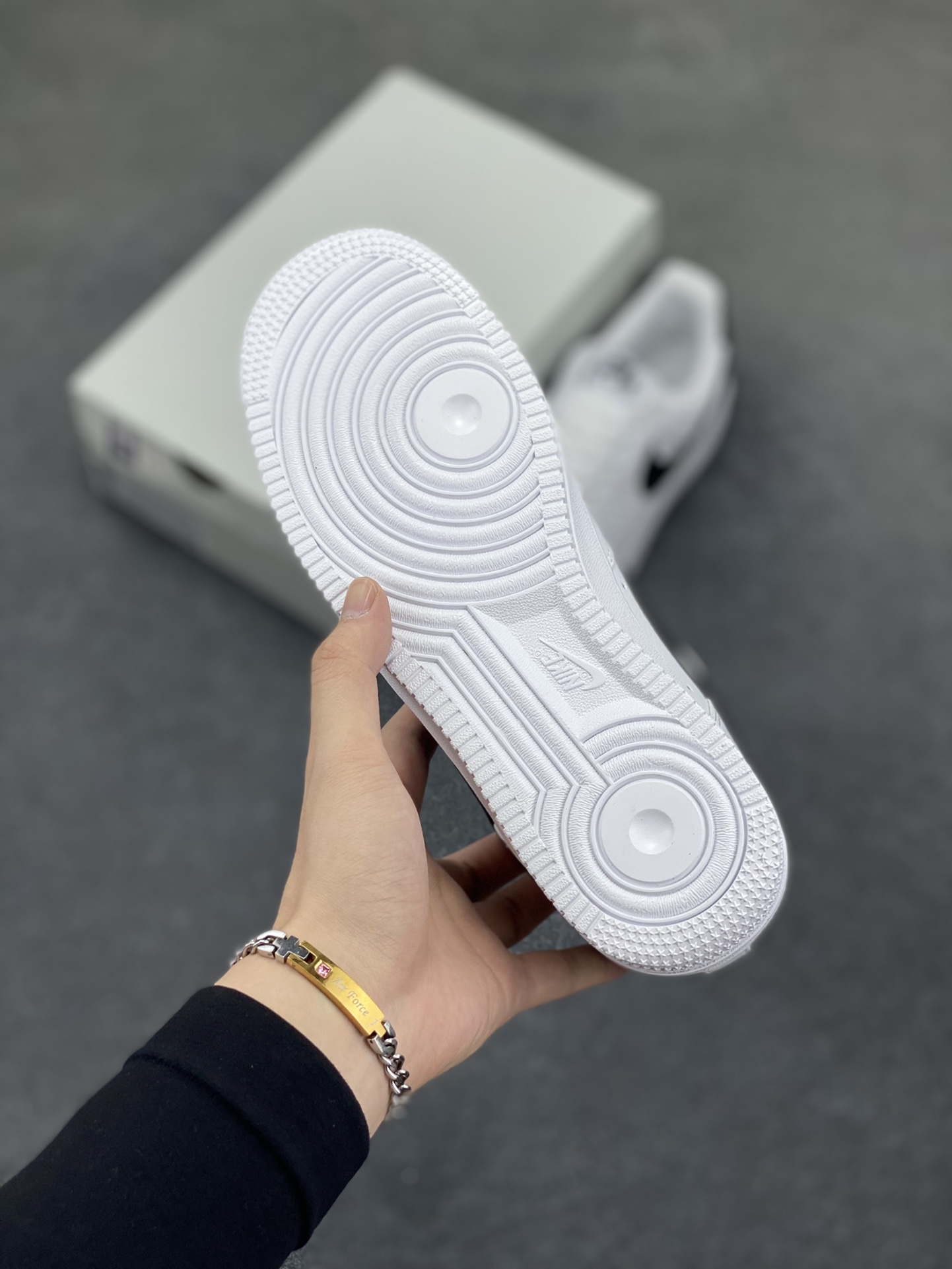 图片[5]-福利特价 Nike Air Force 1 Low 小权志龙白黑 空军一号低帮运动休闲板鞋 原楦头原纸板 打造纯正空军版型 专注外贸渠道 全掌内置蜂窝气垫 原盒配件 原厂中底钢印、拉帮完美 货号：CT2302-100 尺码：36 36.5 37.5 38 38.5 39 40 40.5 41 42 42.5 43 44 44.5 45-选品中心