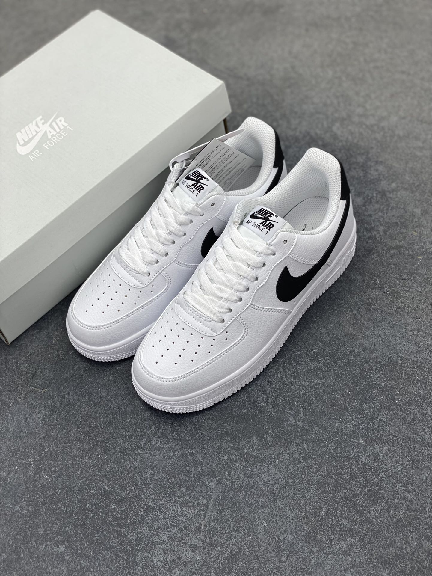 图片[8]-福利特价 Nike Air Force 1 Low 小权志龙白黑 空军一号低帮运动休闲板鞋 原楦头原纸板 打造纯正空军版型 专注外贸渠道 全掌内置蜂窝气垫 原盒配件 原厂中底钢印、拉帮完美 货号：CT2302-100 尺码：36 36.5 37.5 38 38.5 39 40 40.5 41 42 42.5 43 44 44.5 45-选品中心