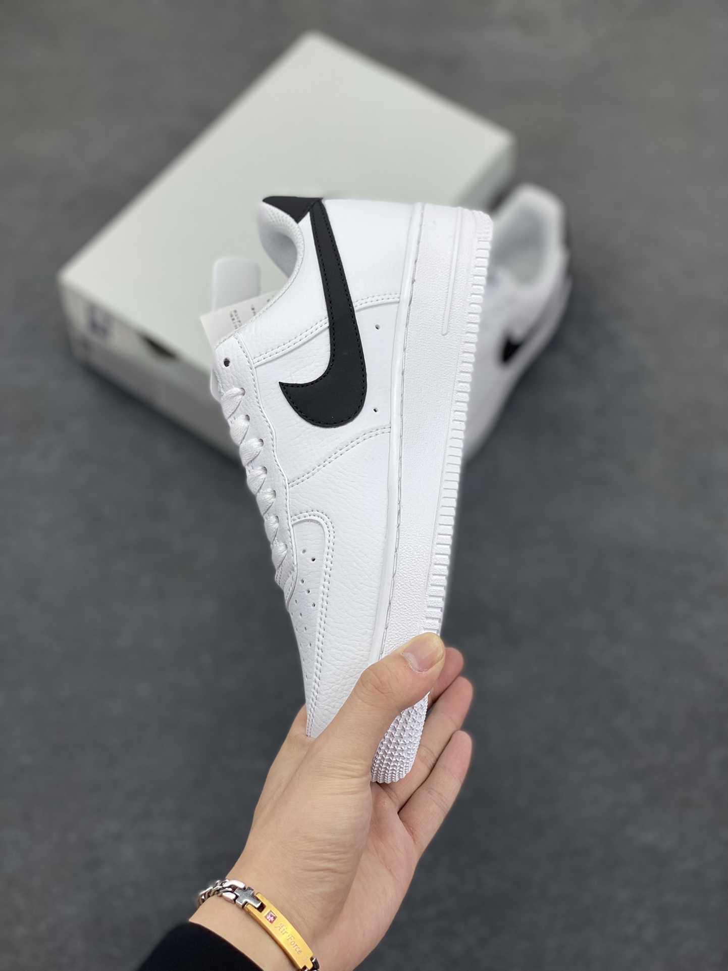 图片[3]-福利特价 Nike Air Force 1 Low 小权志龙白黑 空军一号低帮运动休闲板鞋 原楦头原纸板 打造纯正空军版型 专注外贸渠道 全掌内置蜂窝气垫 原盒配件 原厂中底钢印、拉帮完美 货号：CT2302-100 尺码：36 36.5 37.5 38 38.5 39 40 40.5 41 42 42.5 43 44 44.5 45-选品中心