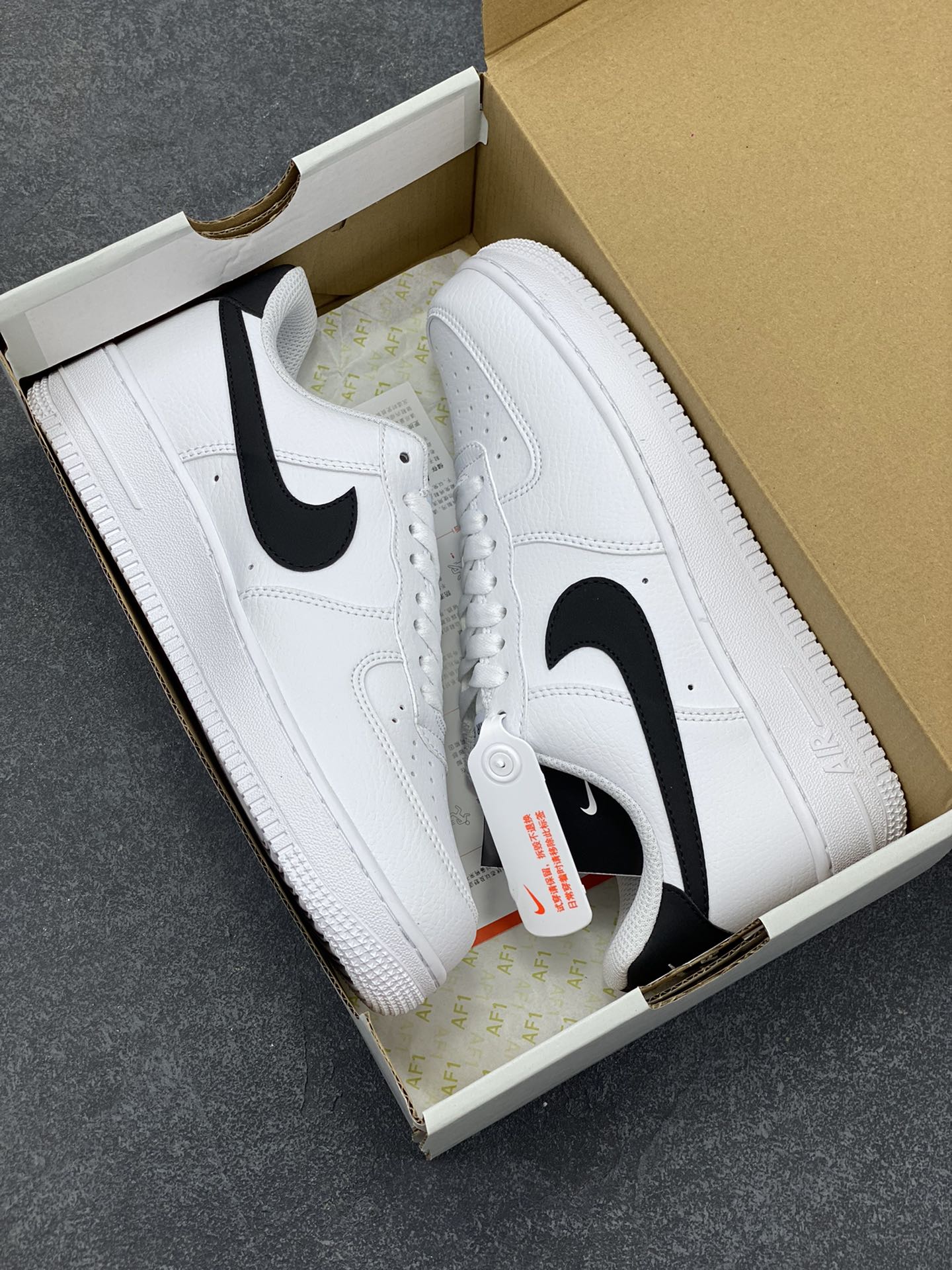 图片[9]-福利特价 Nike Air Force 1 Low 小权志龙白黑 空军一号低帮运动休闲板鞋 原楦头原纸板 打造纯正空军版型 专注外贸渠道 全掌内置蜂窝气垫 原盒配件 原厂中底钢印、拉帮完美 货号：CT2302-100 尺码：36 36.5 37.5 38 38.5 39 40 40.5 41 42 42.5 43 44 44.5 45-选品中心