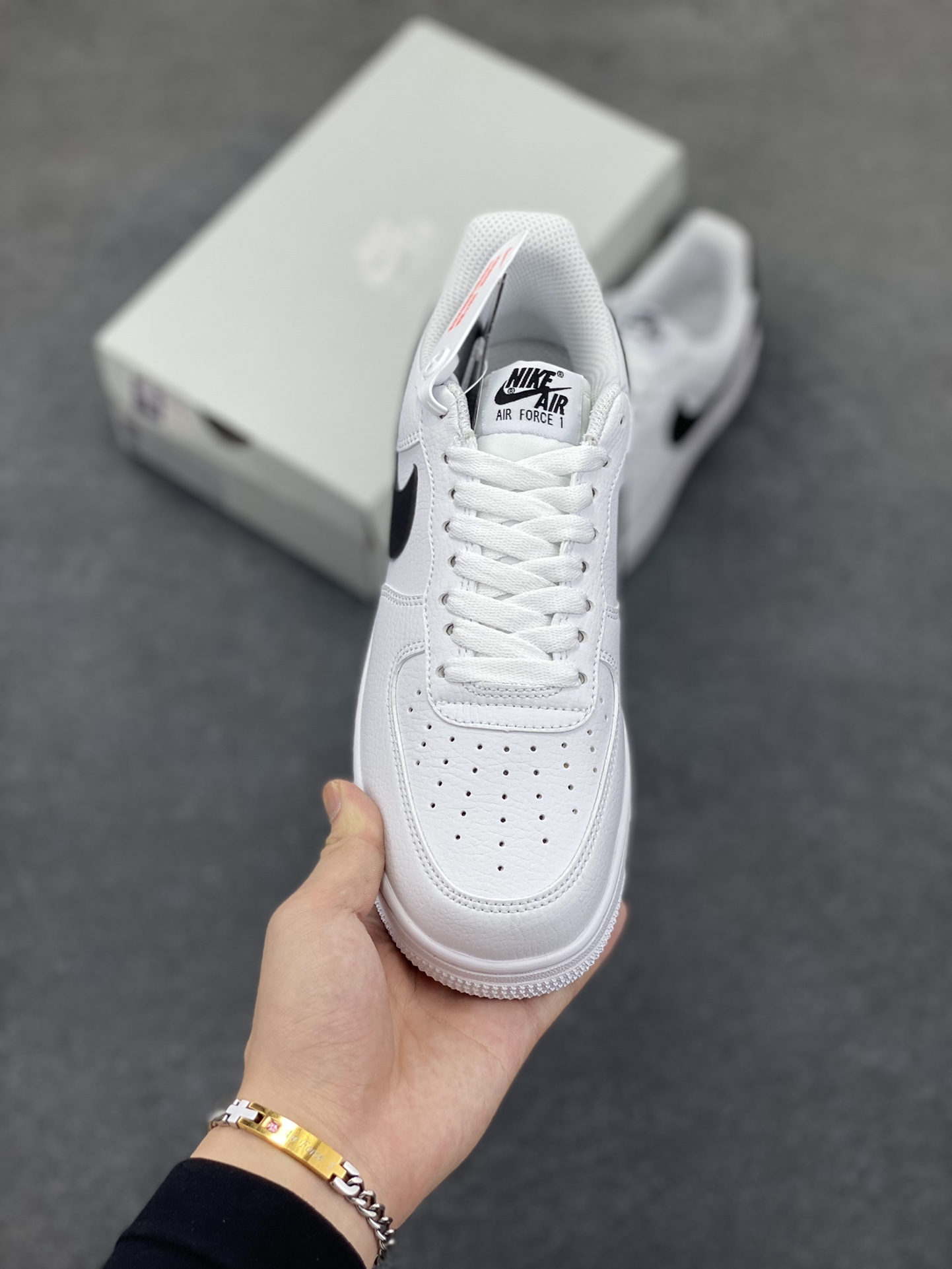 图片[2]-福利特价 Nike Air Force 1 Low 小权志龙白黑 空军一号低帮运动休闲板鞋 原楦头原纸板 打造纯正空军版型 专注外贸渠道 全掌内置蜂窝气垫 原盒配件 原厂中底钢印、拉帮完美 货号：CT2302-100 尺码：36 36.5 37.5 38 38.5 39 40 40.5 41 42 42.5 43 44 44.5 45-选品中心