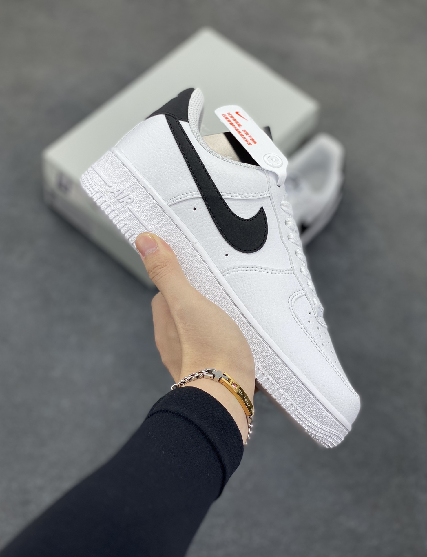 福利特价 Nike Air Force 1 Low 小权志龙白黑 空军一号低帮运动休闲板鞋 原楦头原纸板 打造纯正空军版型 专注外贸渠道 全掌内置蜂窝气垫 原盒配件 原厂中底钢印、拉帮完美 货号：CT2302-100 尺码：36 36.5 37.5 38 38.5 39 40 40.5 41 42 42.5 43 44 44.5 45-选品中心