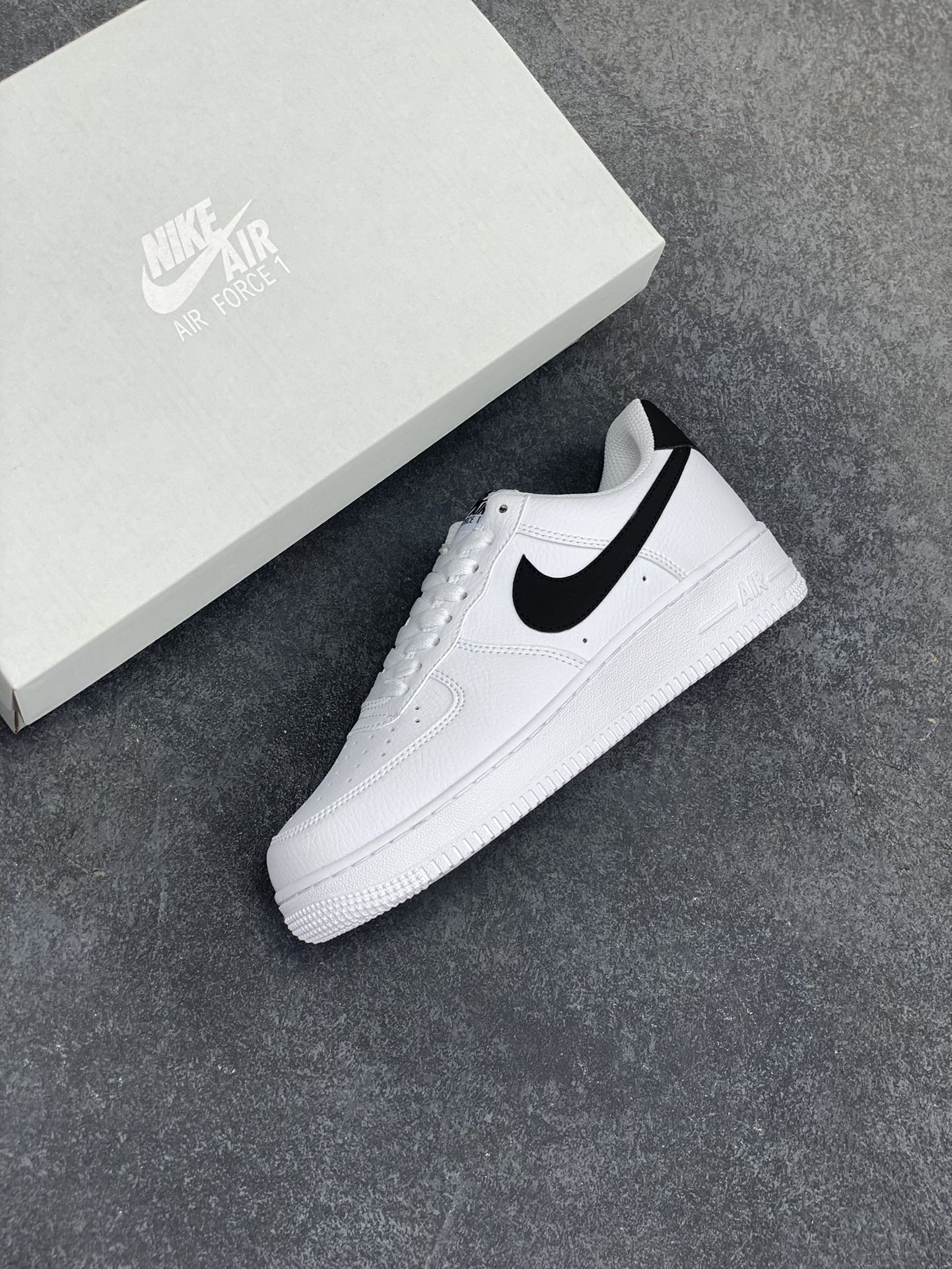 图片[7]-福利特价 Nike Air Force 1 Low 小权志龙白黑 空军一号低帮运动休闲板鞋 原楦头原纸板 打造纯正空军版型 专注外贸渠道 全掌内置蜂窝气垫 原盒配件 原厂中底钢印、拉帮完美 货号：CT2302-100 尺码：36 36.5 37.5 38 38.5 39 40 40.5 41 42 42.5 43 44 44.5 45-选品中心