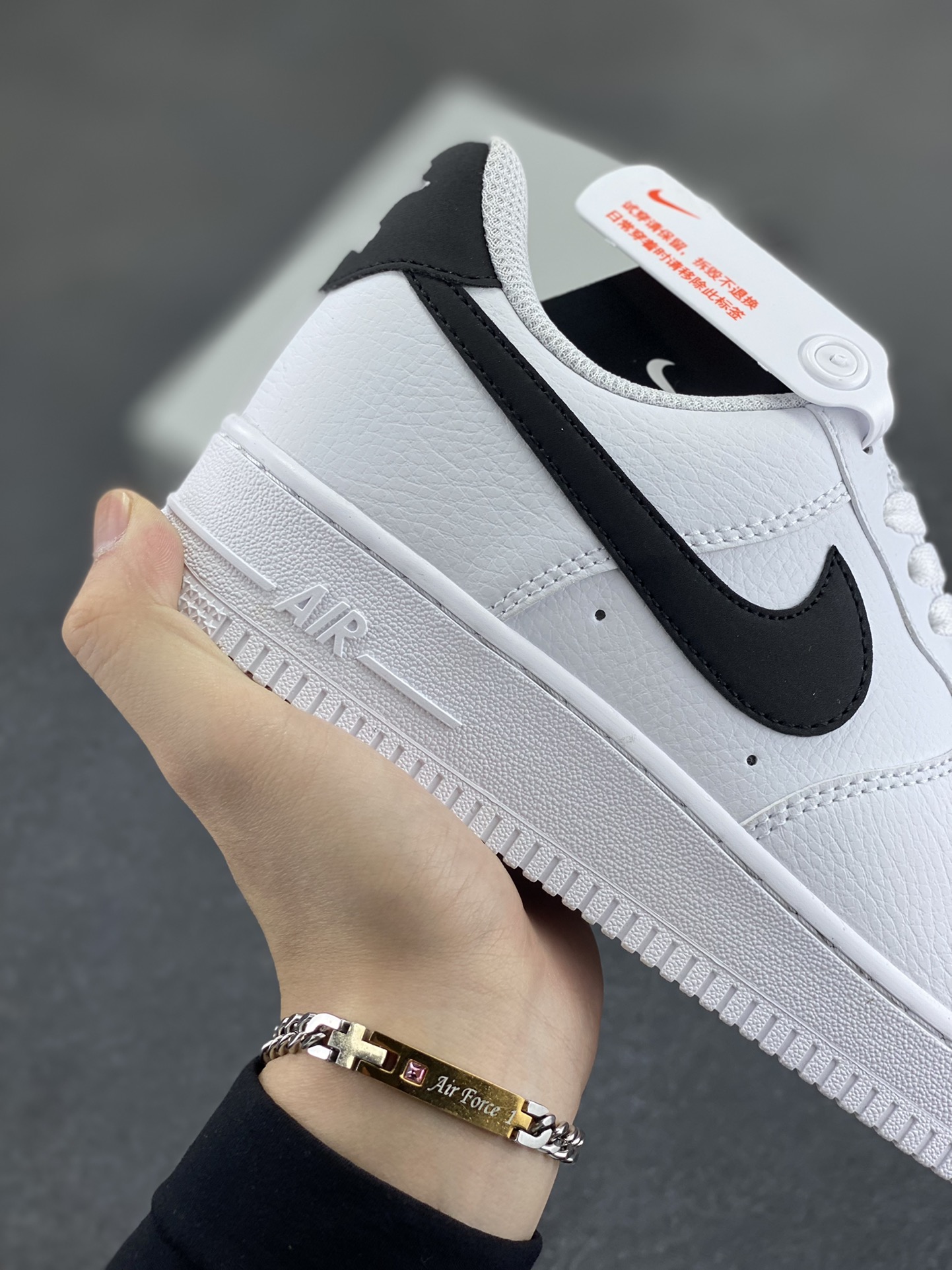 图片[6]-福利特价 Nike Air Force 1 Low 小权志龙白黑 空军一号低帮运动休闲板鞋 原楦头原纸板 打造纯正空军版型 专注外贸渠道 全掌内置蜂窝气垫 原盒配件 原厂中底钢印、拉帮完美 货号：CT2302-100 尺码：36 36.5 37.5 38 38.5 39 40 40.5 41 42 42.5 43 44 44.5 45-选品中心