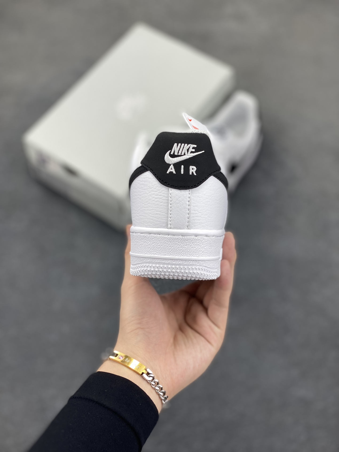 图片[4]-福利特价 Nike Air Force 1 Low 小权志龙白黑 空军一号低帮运动休闲板鞋 原楦头原纸板 打造纯正空军版型 专注外贸渠道 全掌内置蜂窝气垫 原盒配件 原厂中底钢印、拉帮完美 货号：CT2302-100 尺码：36 36.5 37.5 38 38.5 39 40 40.5 41 42 42.5 43 44 44.5 45-选品中心