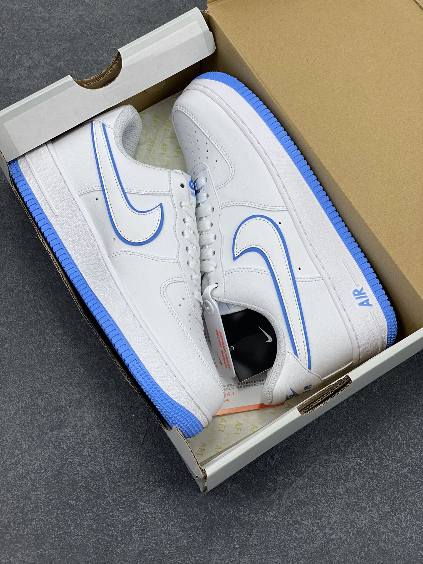 图片[9]-福利特价 Nike Air Force 1 Low 白蓝边 空军一号低帮运动休闲板鞋 原楦头原纸板 打造纯正空军版型 专注外贸渠道 全掌内置蜂窝气垫 原盒配件 原厂中底钢印、拉帮完美 货号：DV0788-101 尺码：36 36.5 37.5 38 38.5 39 40 40.5 41 42 42.5 43 44 44.5 45-选品中心