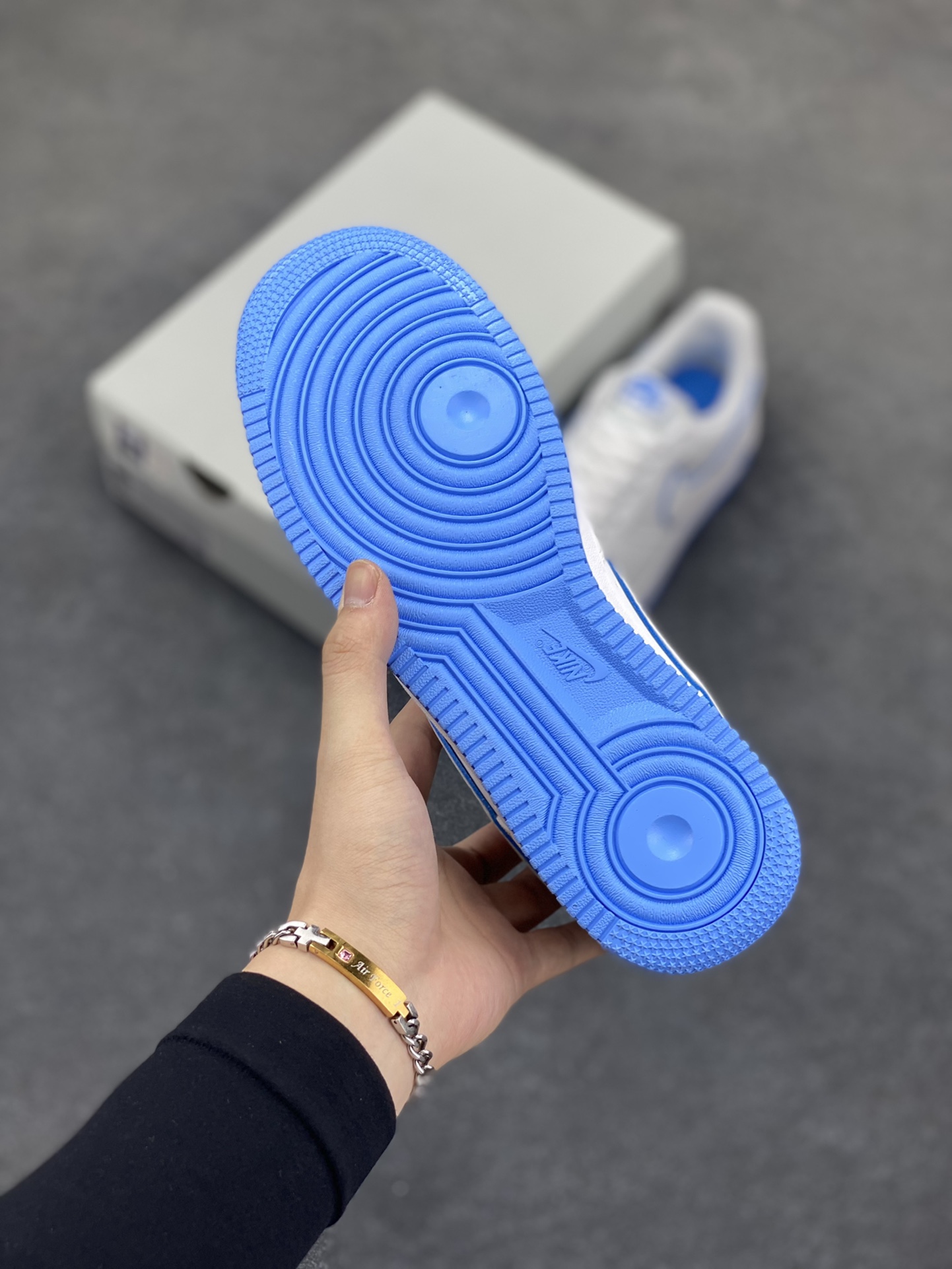 图片[5]-福利特价 Nike Air Force 1 Low 白蓝边 空军一号低帮运动休闲板鞋 原楦头原纸板 打造纯正空军版型 专注外贸渠道 全掌内置蜂窝气垫 原盒配件 原厂中底钢印、拉帮完美 货号：DV0788-101 尺码：36 36.5 37.5 38 38.5 39 40 40.5 41 42 42.5 43 44 44.5 45-选品中心