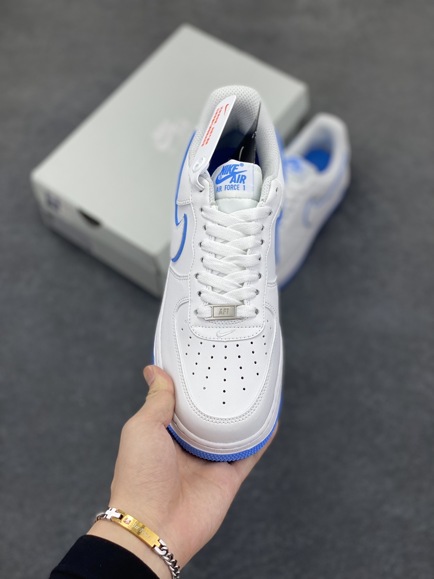 图片[2]-福利特价 Nike Air Force 1 Low 白蓝边 空军一号低帮运动休闲板鞋 原楦头原纸板 打造纯正空军版型 专注外贸渠道 全掌内置蜂窝气垫 原盒配件 原厂中底钢印、拉帮完美 货号：DV0788-101 尺码：36 36.5 37.5 38 38.5 39 40 40.5 41 42 42.5 43 44 44.5 45-选品中心