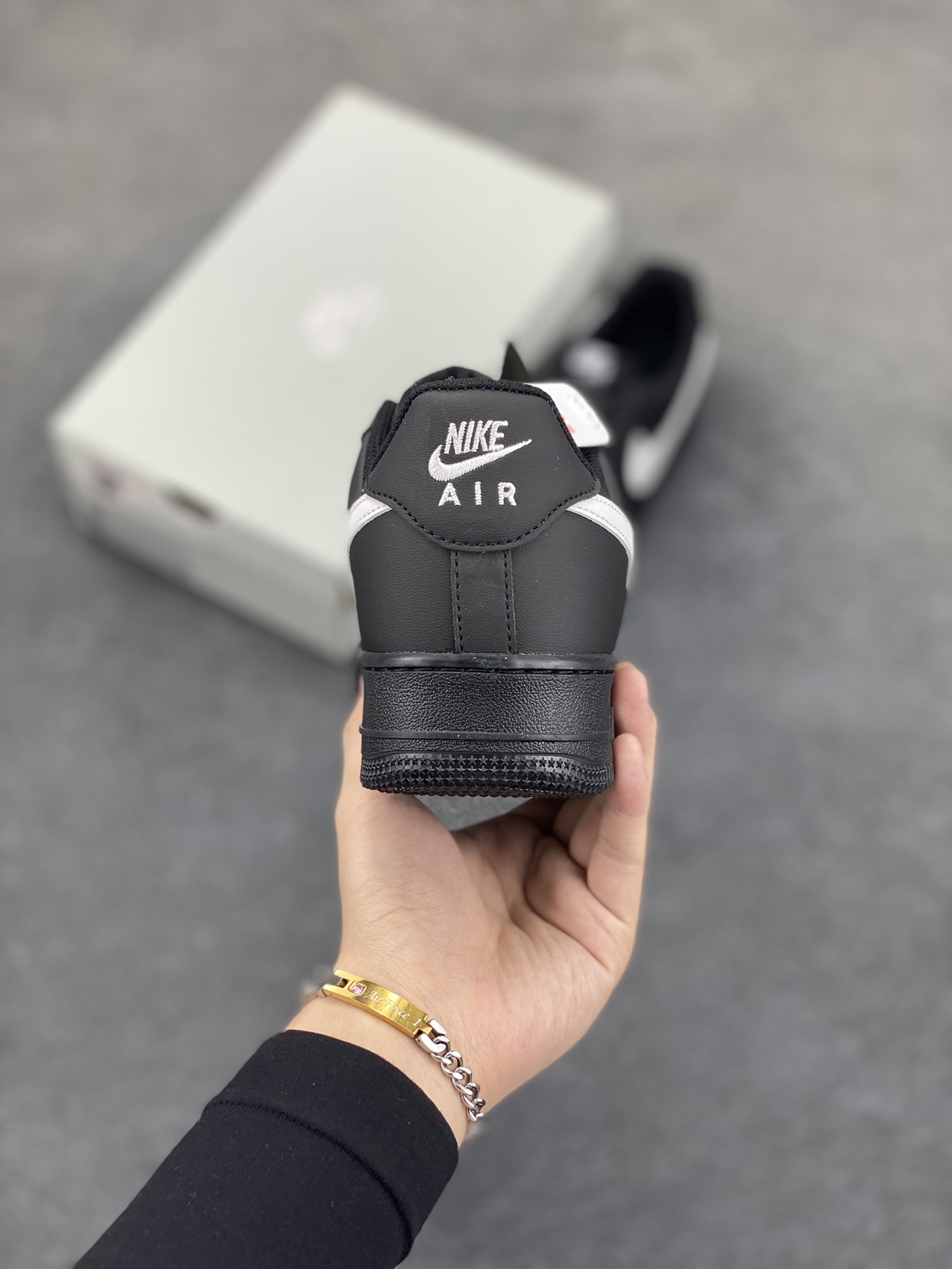 图片[4]-福利特价 Nike Air Force 1 Low 黑白勾 空军一号低帮运动休闲板鞋 原楦头原纸板 打造纯正空军版型 专注外贸渠道 全掌内置蜂窝气垫 原盒配件 原厂中底钢印、拉帮完美 货号：FZ0627-100 尺码：36 36.5 37.5 38 38.5 39 40 40.5 41 42 42.5 43 44 44.5 45-选品中心