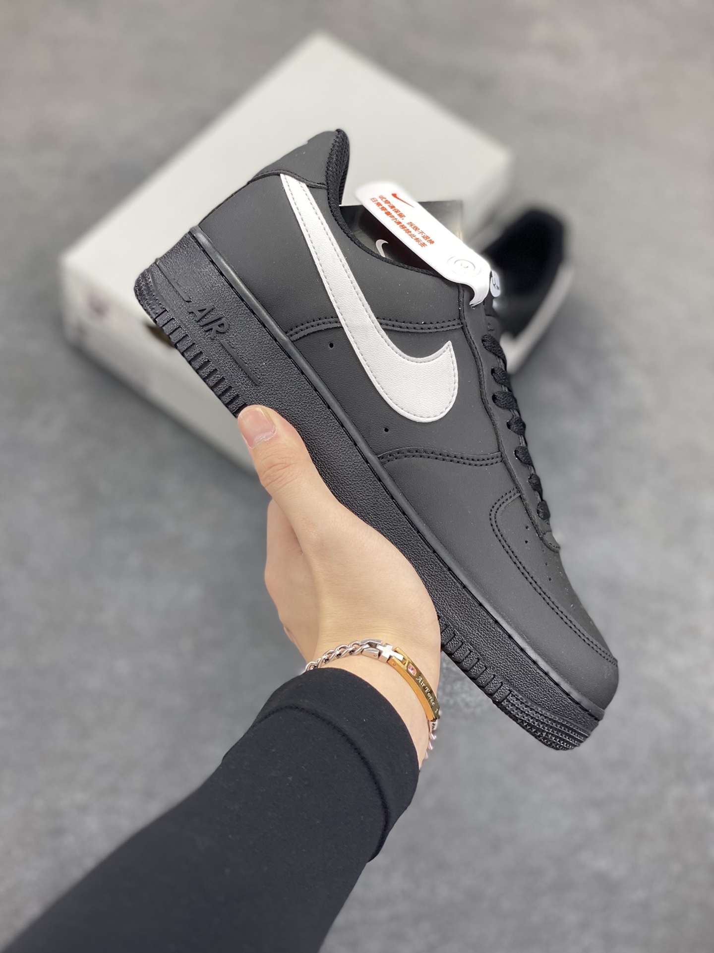 福利特价 Nike Air Force 1 Low 黑白勾 空军一号低帮运动休闲板鞋 原楦头原纸板 打造纯正空军版型 专注外贸渠道 全掌内置蜂窝气垫 原盒配件 原厂中底钢印、拉帮完美 货号：FZ0627-100 尺码：36 36.5 37.5 38 38.5 39 40 40.5 41 42 42.5 43 44 44.5 45-选品中心