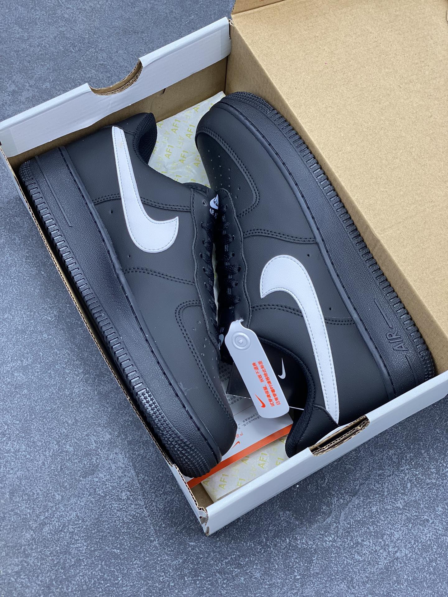 图片[9]-福利特价 Nike Air Force 1 Low 黑白勾 空军一号低帮运动休闲板鞋 原楦头原纸板 打造纯正空军版型 专注外贸渠道 全掌内置蜂窝气垫 原盒配件 原厂中底钢印、拉帮完美 货号：FZ0627-100 尺码：36 36.5 37.5 38 38.5 39 40 40.5 41 42 42.5 43 44 44.5 45-选品中心