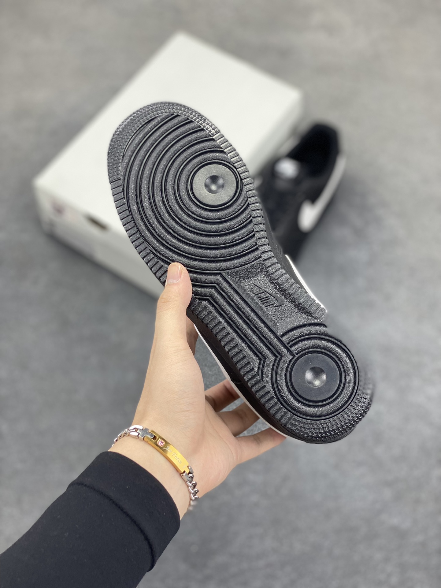 图片[5]-福利特价 Nike Air Force 1 Low 黑白勾 空军一号低帮运动休闲板鞋 原楦头原纸板 打造纯正空军版型 专注外贸渠道 全掌内置蜂窝气垫 原盒配件 原厂中底钢印、拉帮完美 货号：FZ0627-100 尺码：36 36.5 37.5 38 38.5 39 40 40.5 41 42 42.5 43 44 44.5 45-选品中心