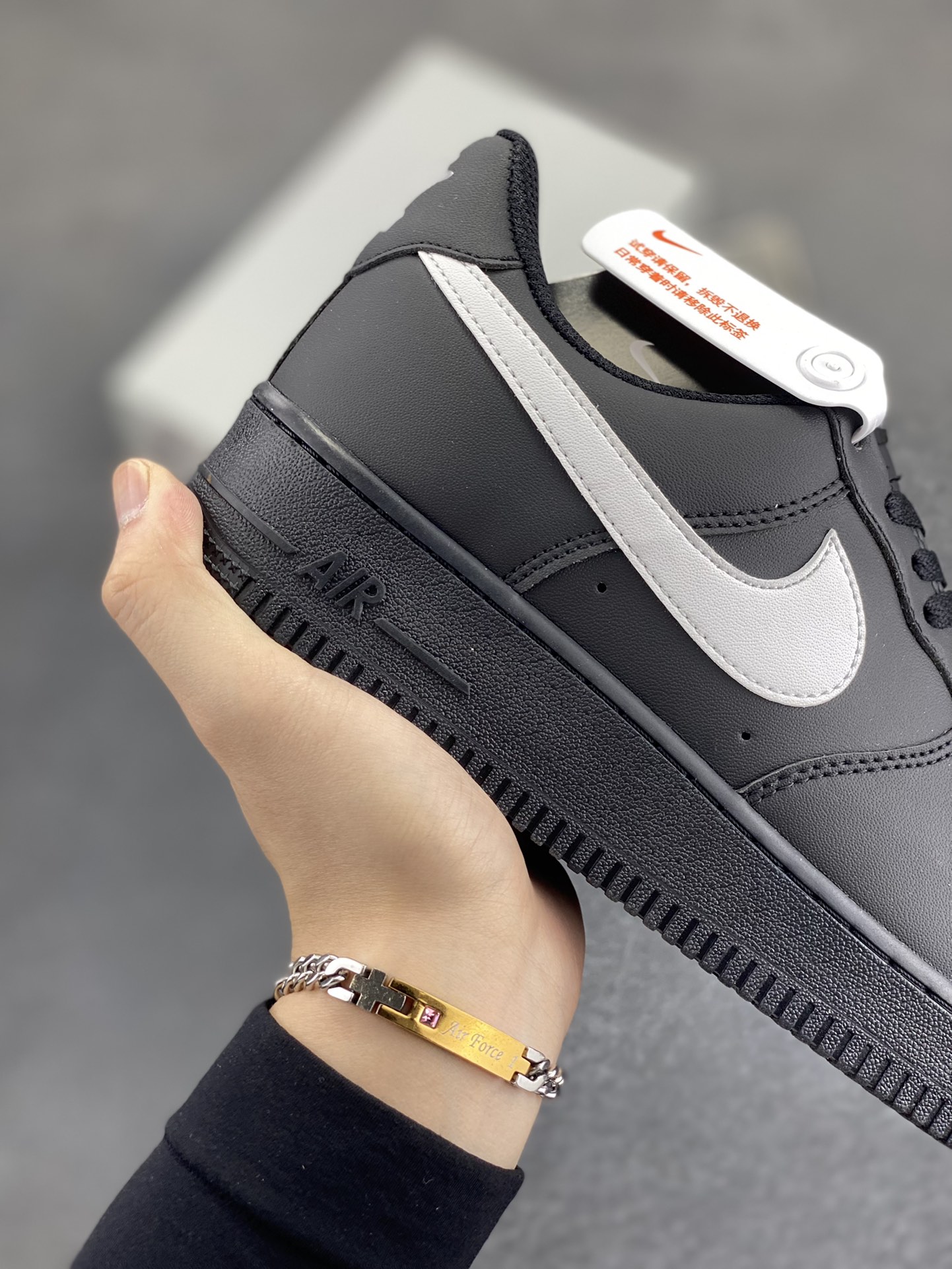 图片[6]-福利特价 Nike Air Force 1 Low 黑白勾 空军一号低帮运动休闲板鞋 原楦头原纸板 打造纯正空军版型 专注外贸渠道 全掌内置蜂窝气垫 原盒配件 原厂中底钢印、拉帮完美 货号：FZ0627-100 尺码：36 36.5 37.5 38 38.5 39 40 40.5 41 42 42.5 43 44 44.5 45-选品中心
