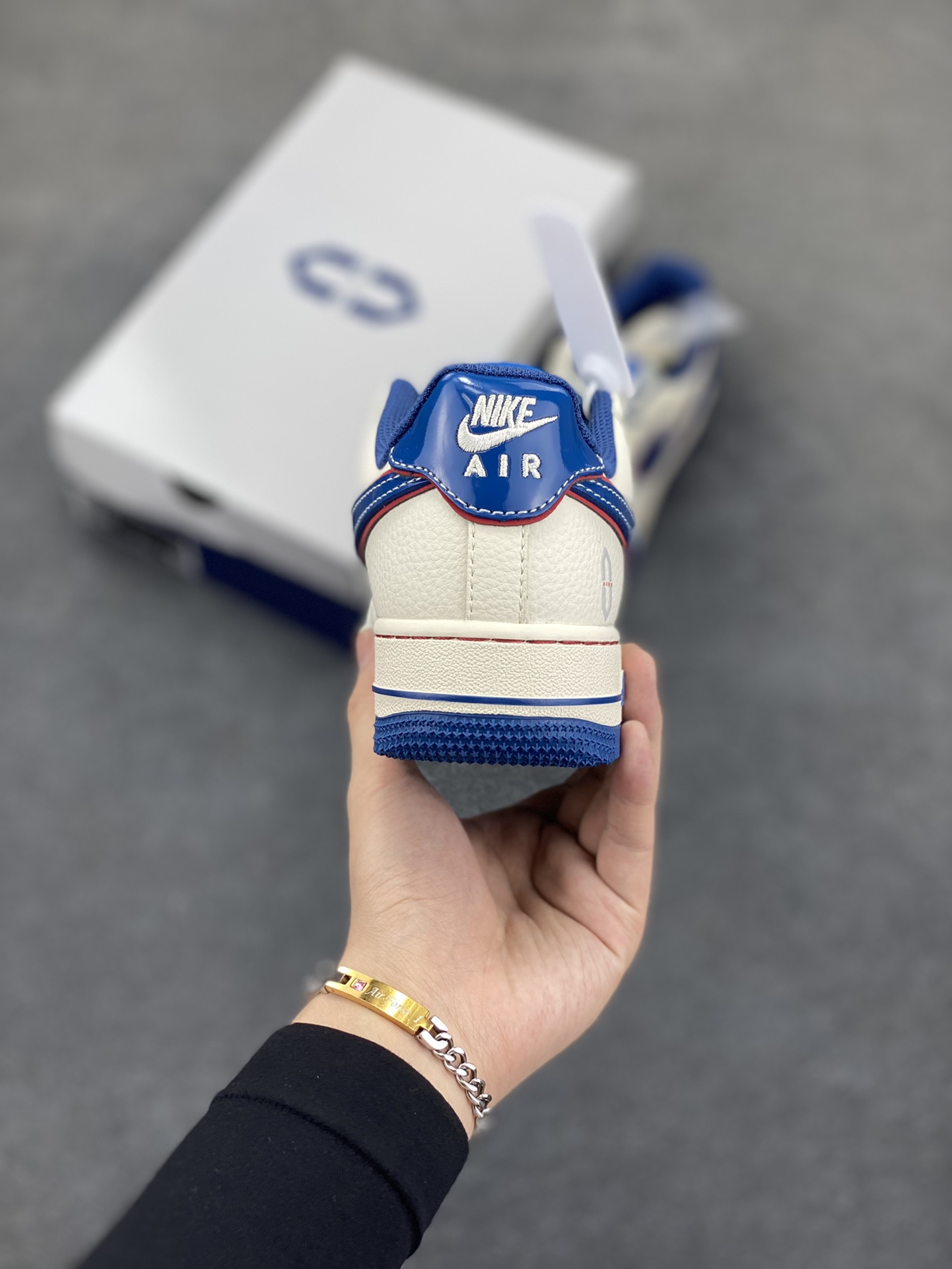 图片[4]-NIke Air Force 1 \’07 Low “问界联名——蓝M9”空军一号 低帮 运动鞋 休闲鞋 折边针车 工艺难度大 原楦头原纸板 原装鞋盒 定制五金配件 内置全掌气垫 原厂鞋底 货号：XS1958-611 尺码：36 36.5 37.5 38 38.5 39 40 40.5 41 42 42.5 43 44 44.5 45-选品中心