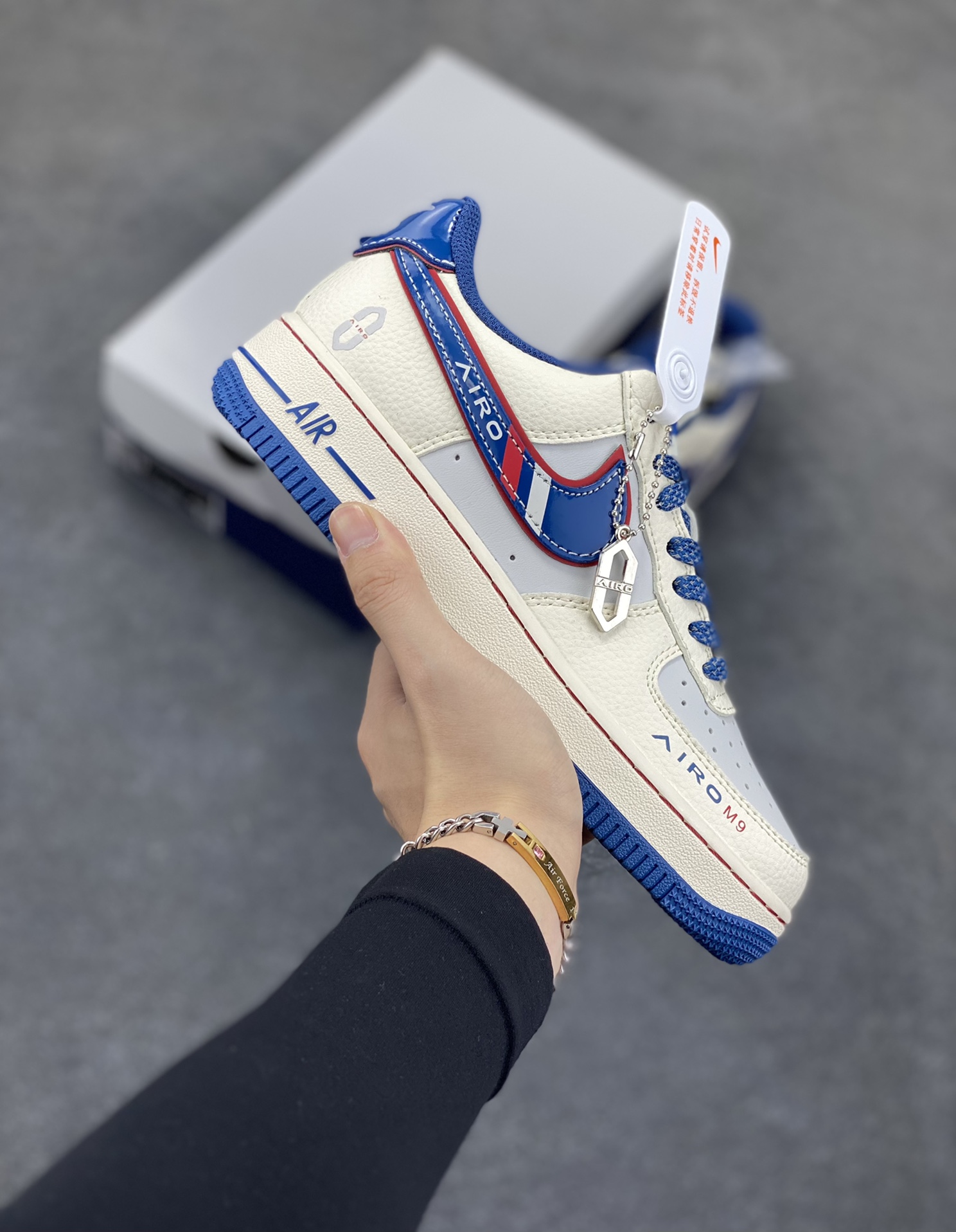 NIke Air Force 1 \'07 Low “问界联名——蓝M9”空军一号 低帮 运动鞋 休闲鞋 折边针车 工艺难度大 原楦头原纸板 原装鞋盒 定制五金配件 内置全掌气垫 原厂鞋底 货号：XS1958-611 尺码：36 36.5 37.5 38 38.5 39 40 40.5 41 42 42.5 43 44 44.5 45-选品中心