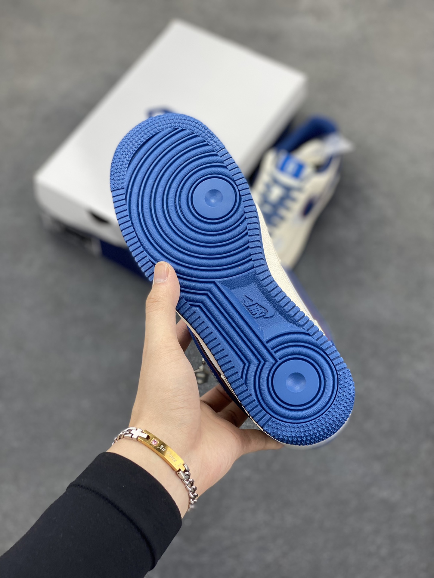 图片[5]-NIke Air Force 1 \’07 Low “问界联名——蓝M9”空军一号 低帮 运动鞋 休闲鞋 折边针车 工艺难度大 原楦头原纸板 原装鞋盒 定制五金配件 内置全掌气垫 原厂鞋底 货号：XS1958-611 尺码：36 36.5 37.5 38 38.5 39 40 40.5 41 42 42.5 43 44 44.5 45-选品中心