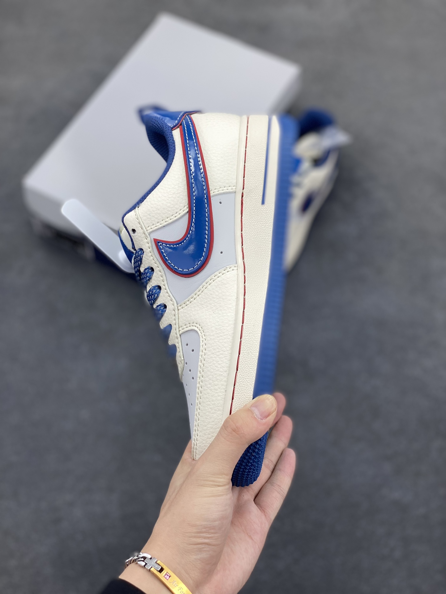 图片[3]-NIke Air Force 1 \’07 Low “问界联名——蓝M9”空军一号 低帮 运动鞋 休闲鞋 折边针车 工艺难度大 原楦头原纸板 原装鞋盒 定制五金配件 内置全掌气垫 原厂鞋底 货号：XS1958-611 尺码：36 36.5 37.5 38 38.5 39 40 40.5 41 42 42.5 43 44 44.5 45-选品中心