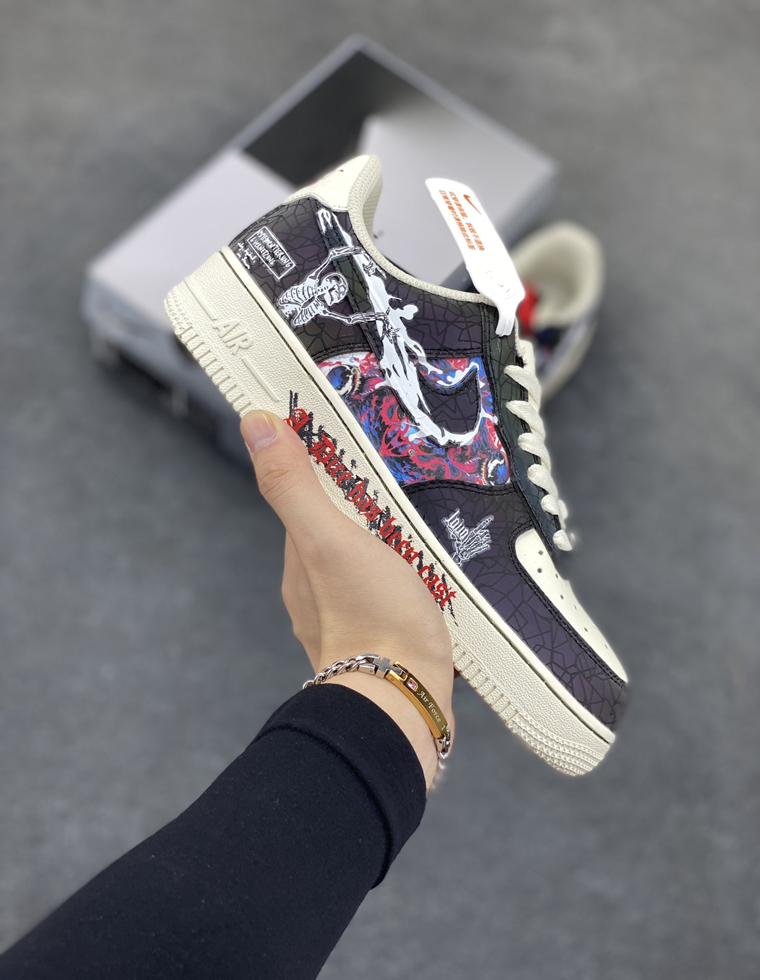 “快乐至死”Nike Air Force 1 “Happy to end”空军一号定制低帮板鞋 跃动在时代浪潮上的精灵，用炽热的灵魂将每一寸时光都点燃成绚烂烟火。这群年轻人挣脱世俗枷锁，以无畏为舟，以热爱为帆，在生活的汪洋中肆意驰骋。他们追逐音乐节上震耳欲聋的鼓点，在霓虹闪烁的舞池里释放自我 货号：DY2032-320 尺码：36 36.5 37.5 38 38.5 39 40 40.5 41 42 42.5 43 44 44.5 45-选品中心