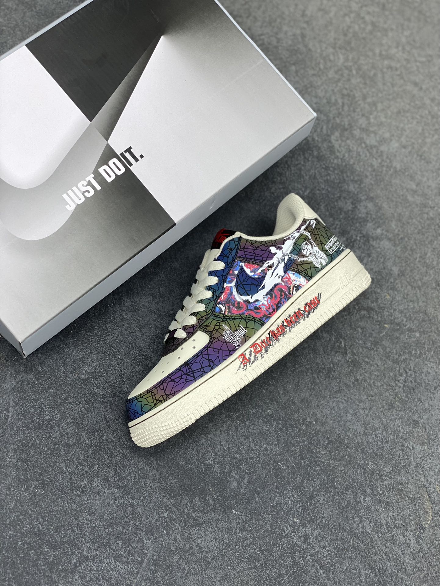 图片[7]-“快乐至死”Nike Air Force 1 “Happy to end”空军一号定制低帮板鞋 跃动在时代浪潮上的精灵，用炽热的灵魂将每一寸时光都点燃成绚烂烟火。这群年轻人挣脱世俗枷锁，以无畏为舟，以热爱为帆，在生活的汪洋中肆意驰骋。他们追逐音乐节上震耳欲聋的鼓点，在霓虹闪烁的舞池里释放自我 货号：DY2032-320 尺码：36 36.5 37.5 38 38.5 39 40 40.5 41 42 42.5 43 44 44.5 45-选品中心