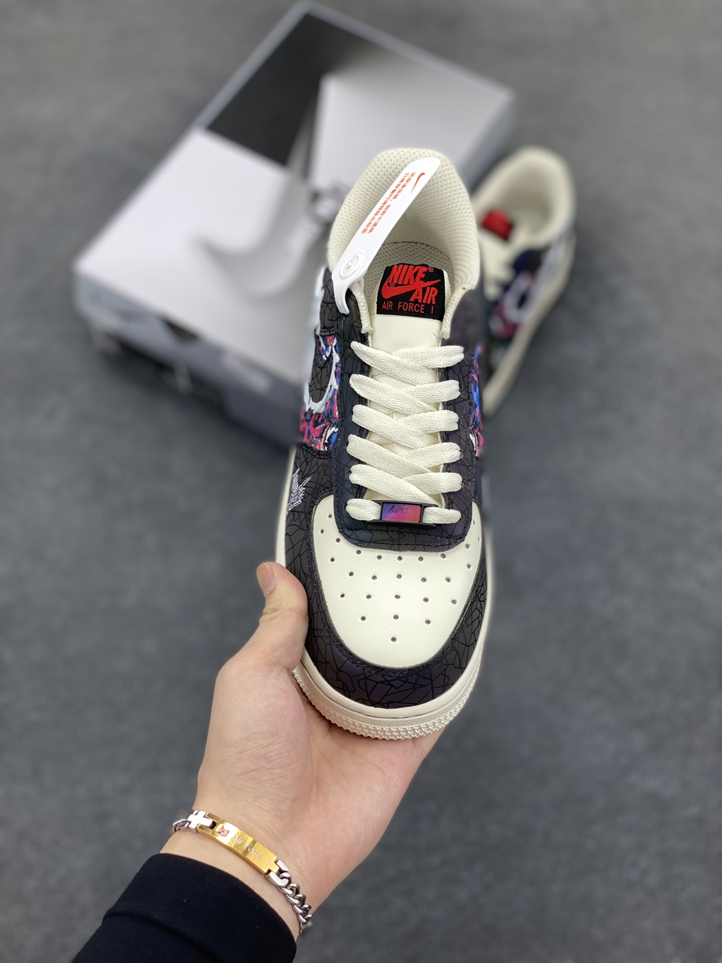 图片[2]-“快乐至死”Nike Air Force 1 “Happy to end”空军一号定制低帮板鞋 跃动在时代浪潮上的精灵，用炽热的灵魂将每一寸时光都点燃成绚烂烟火。这群年轻人挣脱世俗枷锁，以无畏为舟，以热爱为帆，在生活的汪洋中肆意驰骋。他们追逐音乐节上震耳欲聋的鼓点，在霓虹闪烁的舞池里释放自我 货号：DY2032-320 尺码：36 36.5 37.5 38 38.5 39 40 40.5 41 42 42.5 43 44 44.5 45-选品中心