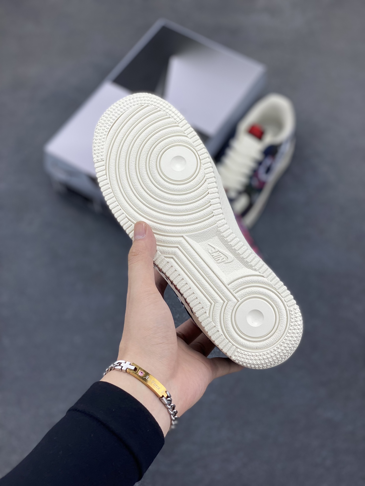 图片[5]-“快乐至死”Nike Air Force 1 “Happy to end”空军一号定制低帮板鞋 跃动在时代浪潮上的精灵，用炽热的灵魂将每一寸时光都点燃成绚烂烟火。这群年轻人挣脱世俗枷锁，以无畏为舟，以热爱为帆，在生活的汪洋中肆意驰骋。他们追逐音乐节上震耳欲聋的鼓点，在霓虹闪烁的舞池里释放自我 货号：DY2032-320 尺码：36 36.5 37.5 38 38.5 39 40 40.5 41 42 42.5 43 44 44.5 45-选品中心