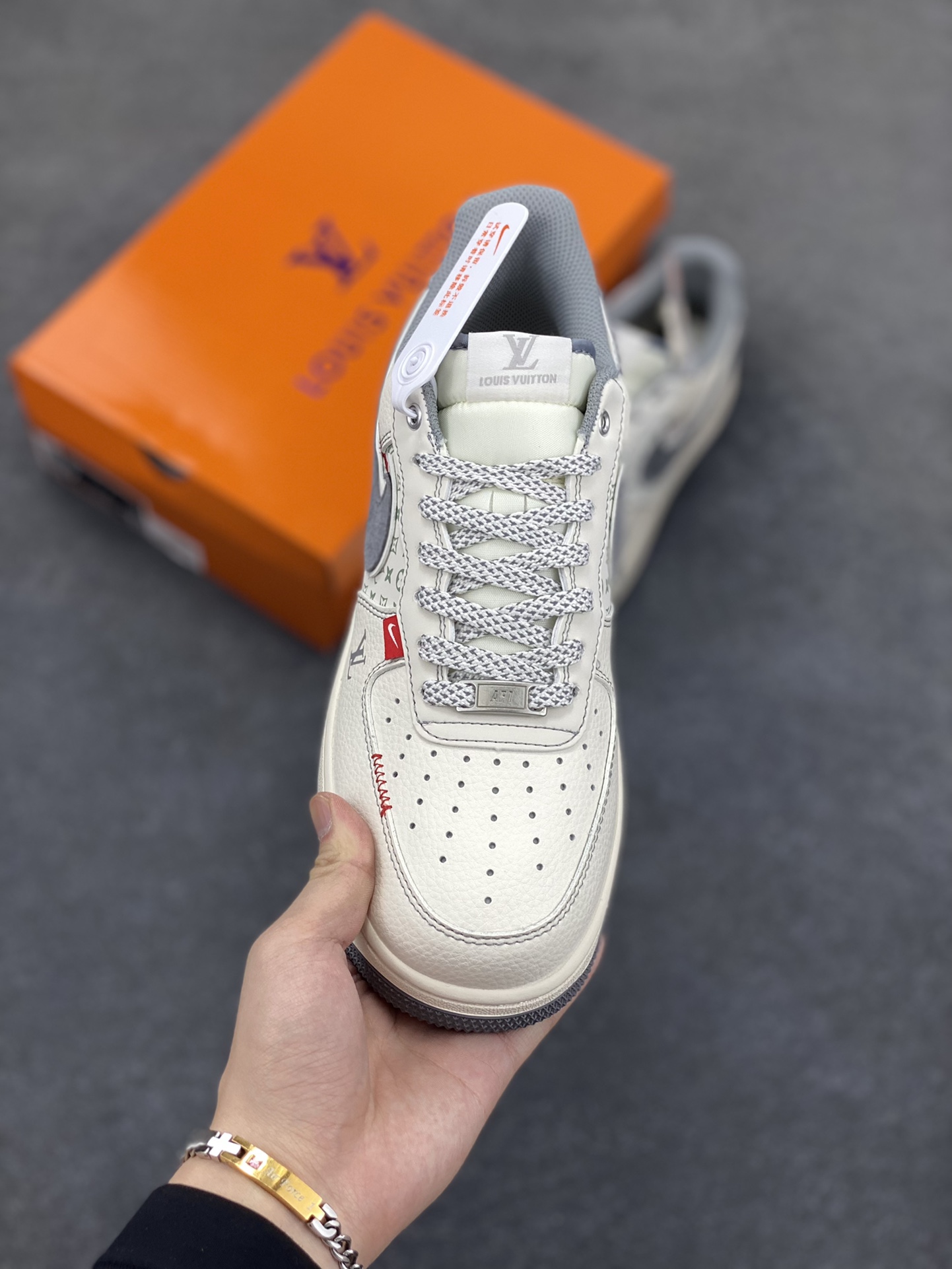 图片[2]-NIke Air Force 1 \’07 Low “LV联名——米灰小双勾”空军一号 低帮 运动鞋 休闲鞋 折边针车 工艺难度大 原楦头原纸板 原装鞋盒 定制五金配件 内置全掌气垫 原厂鞋底 货号：YX5066-350 尺码：36 36.5 37.5 38 38.5 39 40 40.5 41 42 42.5 43 44 44.5 45-选品中心