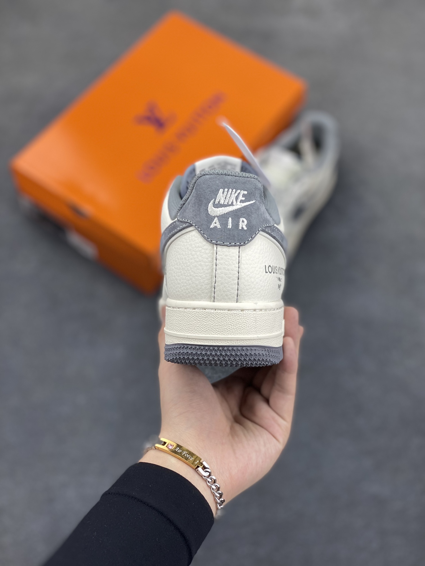 图片[4]-NIke Air Force 1 \’07 Low “LV联名——米灰小双勾”空军一号 低帮 运动鞋 休闲鞋 折边针车 工艺难度大 原楦头原纸板 原装鞋盒 定制五金配件 内置全掌气垫 原厂鞋底 货号：YX5066-350 尺码：36 36.5 37.5 38 38.5 39 40 40.5 41 42 42.5 43 44 44.5 45-选品中心