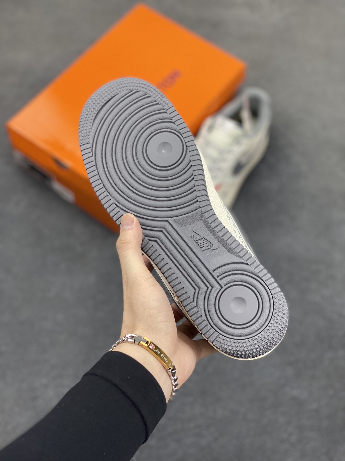 图片[5]-NIke Air Force 1 \’07 Low “LV联名——米灰小双勾”空军一号 低帮 运动鞋 休闲鞋 折边针车 工艺难度大 原楦头原纸板 原装鞋盒 定制五金配件 内置全掌气垫 原厂鞋底 货号：YX5066-350 尺码：36 36.5 37.5 38 38.5 39 40 40.5 41 42 42.5 43 44 44.5 45-选品中心