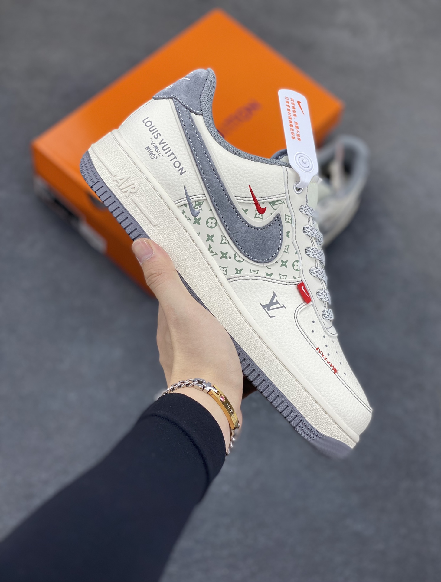 NIke Air Force 1 \’07 Low “LV联名——米灰小双勾”空军一号 低帮 运动鞋 休闲鞋 折边针车 工艺难度大 原楦头原纸板 原装鞋盒 定制五金配件 内置全掌气垫 原厂鞋底 货号：YX5066-350 尺码：36 36.5 37.5 38 38.5 39 40 40.5 41 42 42.5 43 44 44.5 45-选品中心