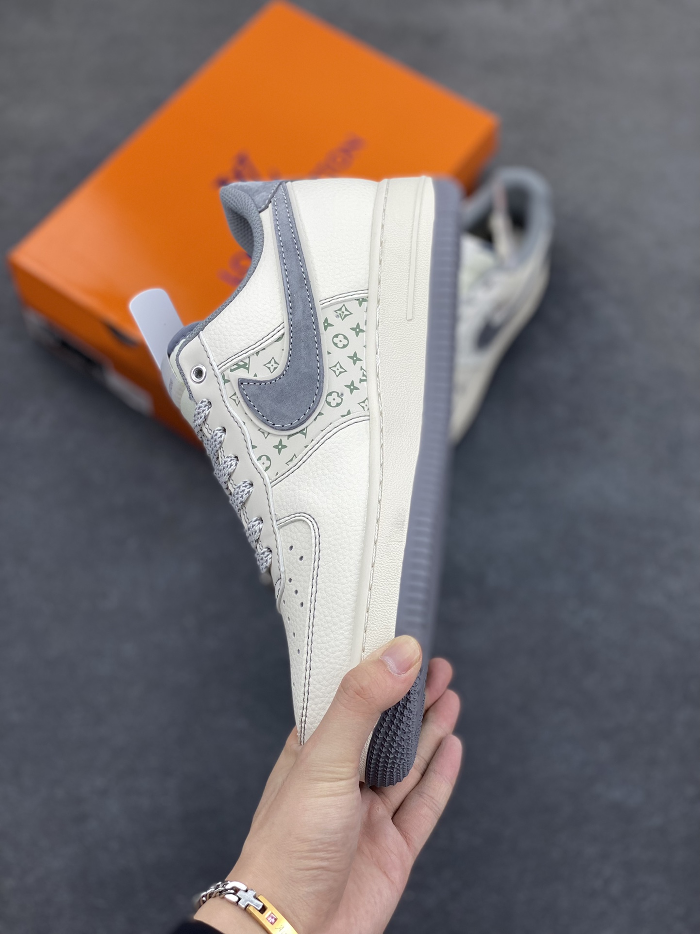 图片[3]-NIke Air Force 1 \’07 Low “LV联名——米灰小双勾”空军一号 低帮 运动鞋 休闲鞋 折边针车 工艺难度大 原楦头原纸板 原装鞋盒 定制五金配件 内置全掌气垫 原厂鞋底 货号：YX5066-350 尺码：36 36.5 37.5 38 38.5 39 40 40.5 41 42 42.5 43 44 44.5 45-选品中心