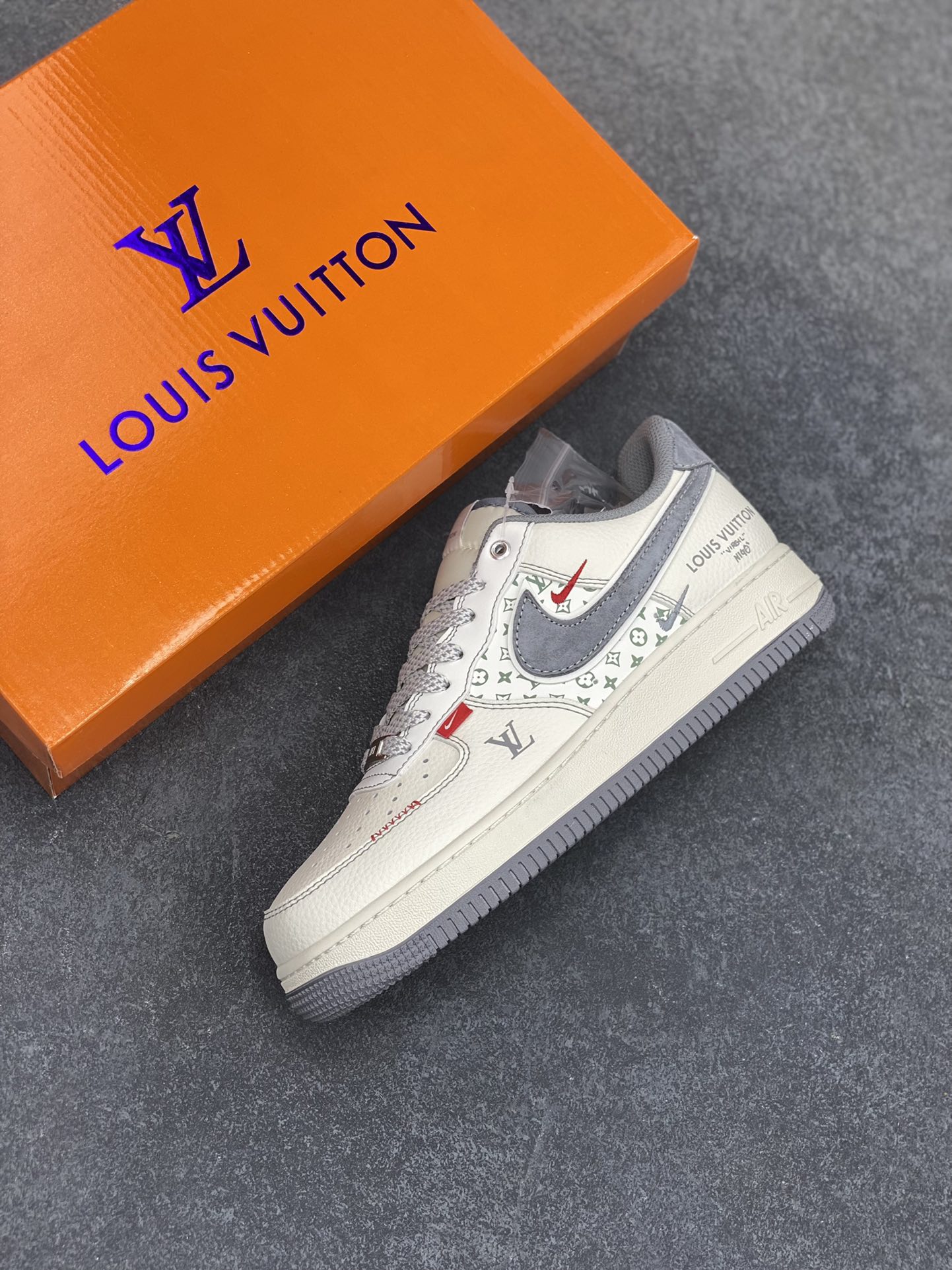 图片[7]-NIke Air Force 1 \’07 Low “LV联名——米灰小双勾”空军一号 低帮 运动鞋 休闲鞋 折边针车 工艺难度大 原楦头原纸板 原装鞋盒 定制五金配件 内置全掌气垫 原厂鞋底 货号：YX5066-350 尺码：36 36.5 37.5 38 38.5 39 40 40.5 41 42 42.5 43 44 44.5 45-选品中心