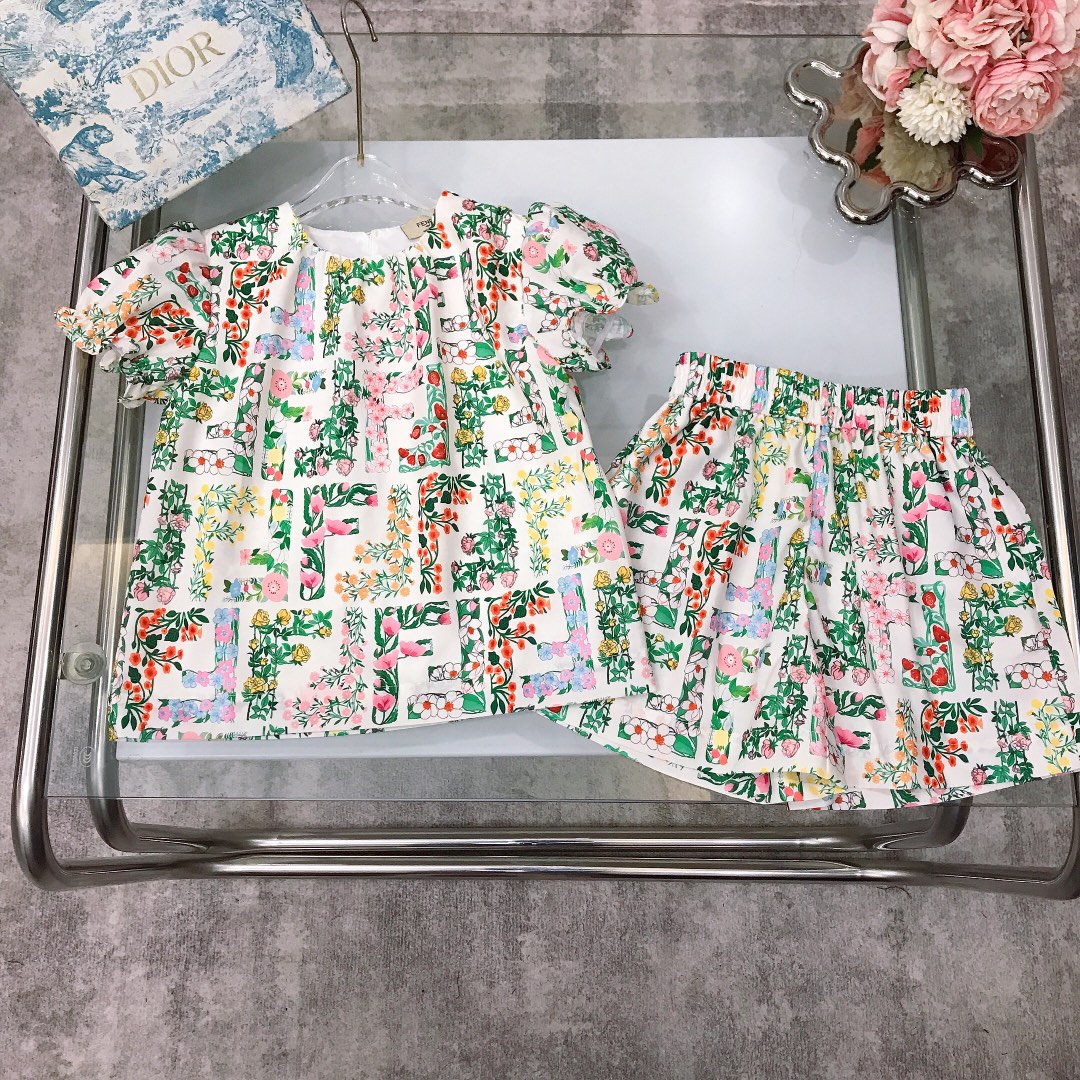 NO:338076,[Spot shipment] Size 90- FEND* Limited series [Chiffon doll collar short-sleeved painted full-print shorts] Super smooth and soft chiffon texture, soft and delicate, exquisite style, original 1:1 created ~ Comprehensive painted flower logo printed short sleeves with ice-sensing silk satin fabric shorts, showing playful and cuteness, soft and comfortable, skin-friendly and not tied, excellent upper body effect, a must-have artifact for princess~ size size 90--110-120-130-140-[CM] Counter packaging 70, clothes, fendi, shorts, T-shirt, silk fabric,19860909【现货发】  尺寸90-  FEND* 限定系列【雪纺娃娃领短袖彩绘满印短裤】超顺滑柔软雪纺质地 柔软细腻 精致款 原版1:1打造 ～全面彩绘花朵logo印花短袖搭配冰感丝滑绸缎面料短裤,尽显俏皮跟可爱 柔顺舒适 亲肤不扎 上身效果极好 公主的必备神器～  size尺码90--110-120-130-140-【CM】 专柜包装70,衣服,fendi,shorts,T-shirt,silk fabric,,Children's