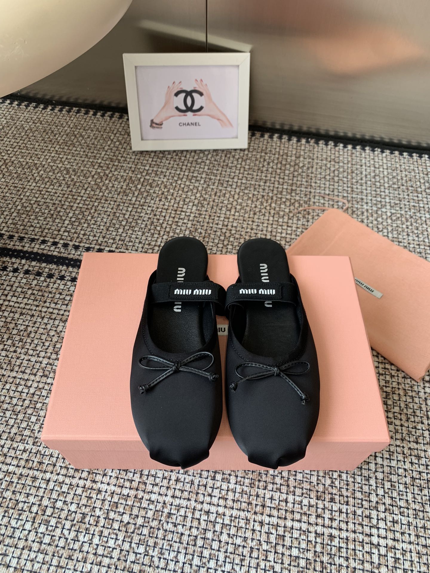 NO:511939,Top version of Miumiu Ss new French fairy ballet dance shoes!  It comes with beauty!  The whole pair of shoes is purchased and developed, with all customized materials, exclusive mold opening sole, all details are shipped together, and even the packaging is the same as the genuine one. Italian original leather sole Size: 35-40 (40 custom made without return or exchange), semi-torch, miumiu, Leather soles19860909顶级版 miumiu ss新款法式仙女芭蕾舞跳舞鞋！它带着美貌来啦！整双鞋子采购Zp开发打造,全部定制材料,独家开模大底,细节全部对版出货,连包装也做到跟正品一样.意大利原版真皮大底 码数:35-40（40订做不退不换）,半拖,miumiu,Leather soles,Women's Shoes