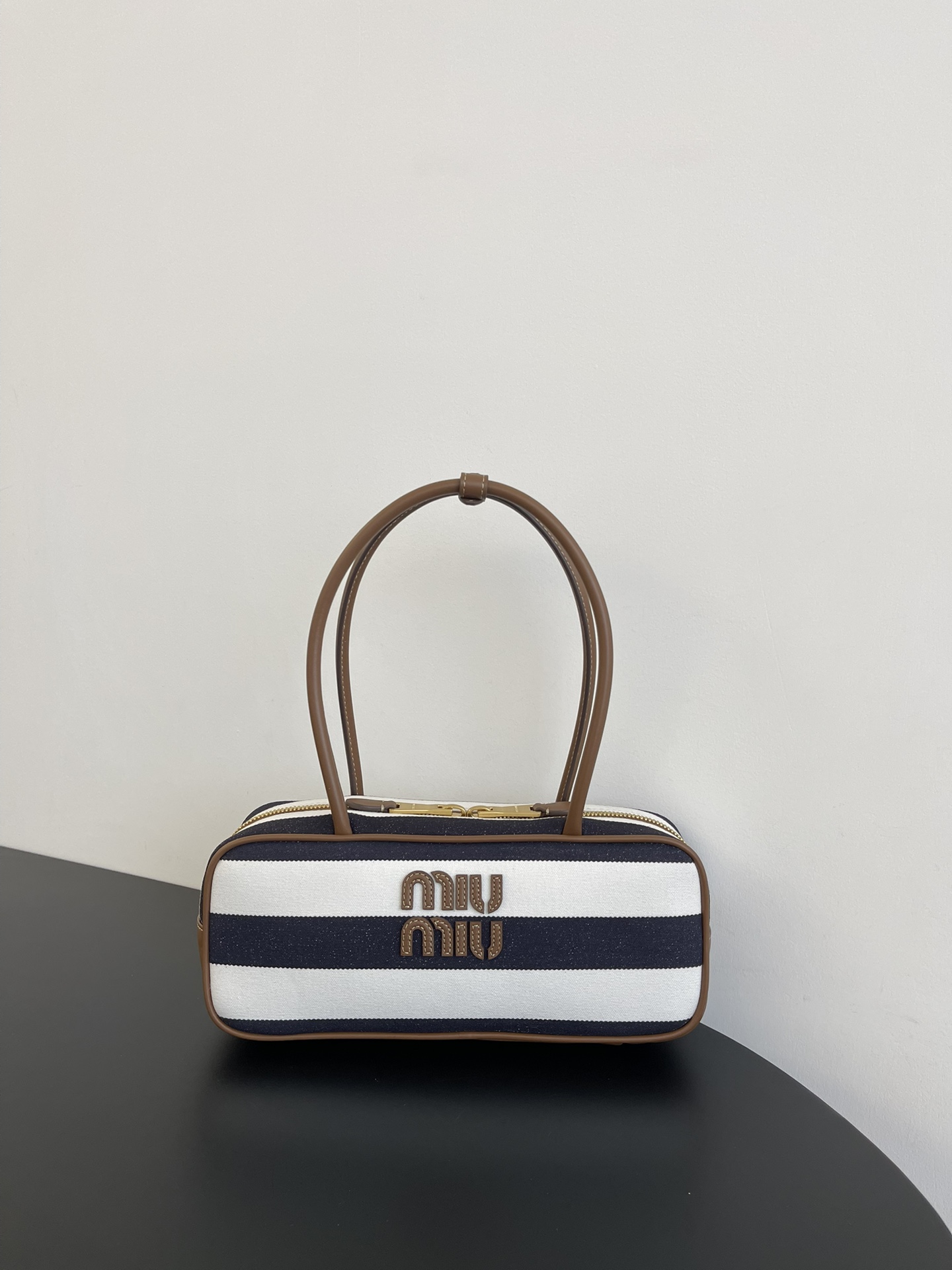 P700 🈶 Bolso de bolos de lona de rayas azules pequeña 𝗠𝗶𝘂𝗠𝗶𝘂 ¡Aquí viene el nuevo bolso de bolos de lona de raya…